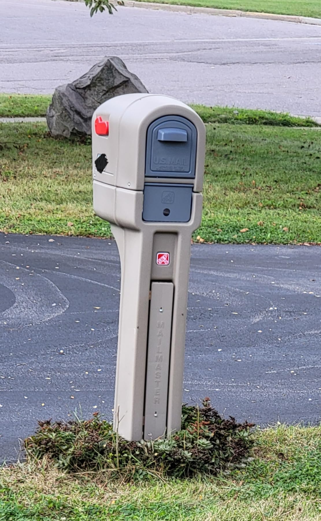 Step2 MailMaster Plus Mailbox & Post, Weather Resistant, Large Outdoor Mailboxes, Black customer photo 2