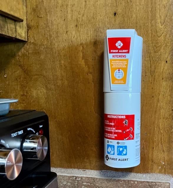 First Alert Fire Extinguisher, Standard Kitchen Use | KITCHEN5 UL RATED 5-B:C, White 1-Pack customer photo 2