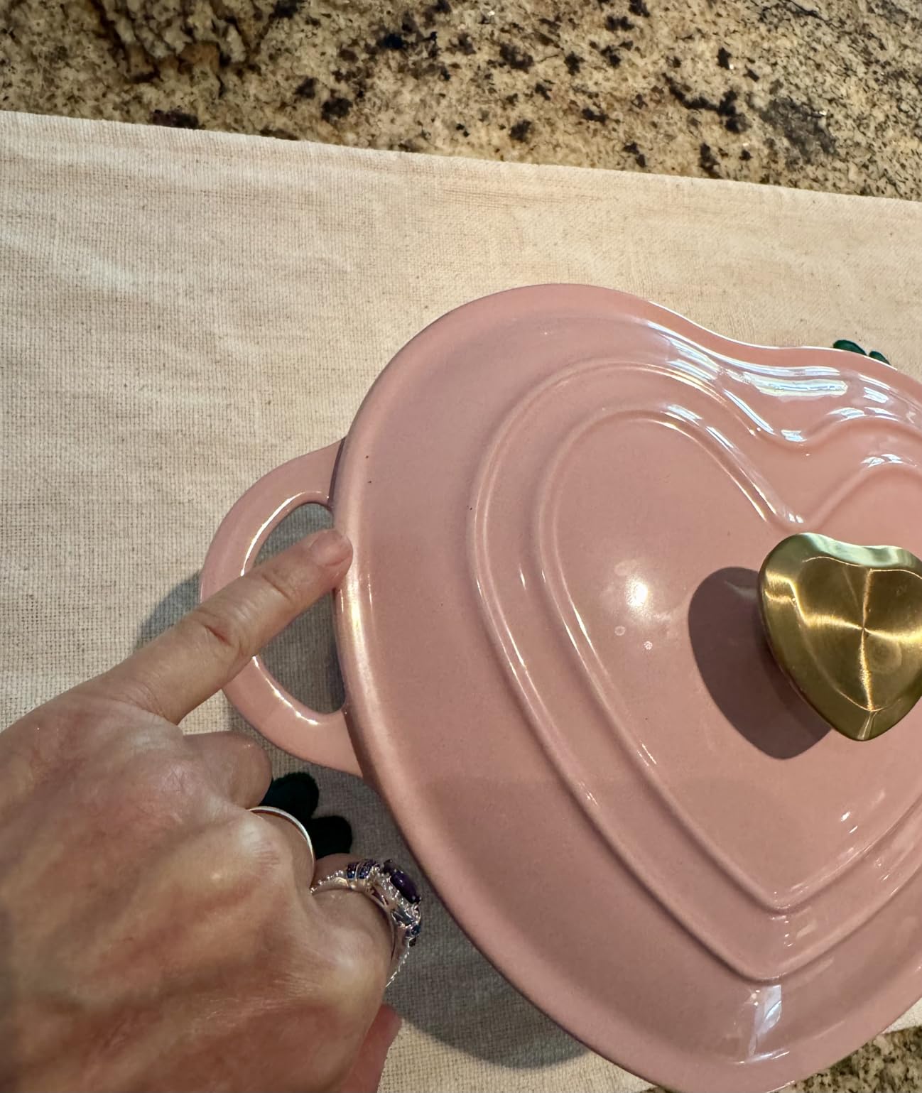 Paris Hilton Enameled Cast Iron Dutch Oven Pot with Lid, Heart-Shaped, 2-Quart, Pink customer photo 2
