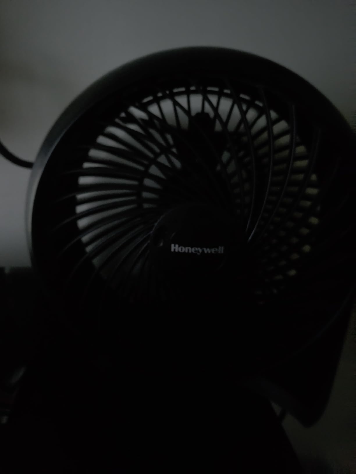 Honeywell TurboForce Air Circulator, Small Tabletop Fan, Quiet Personal Fan for Home or Office, 3 Speeds, 90 Degree Pivoting Head, White, HT-904 customer photo 1
