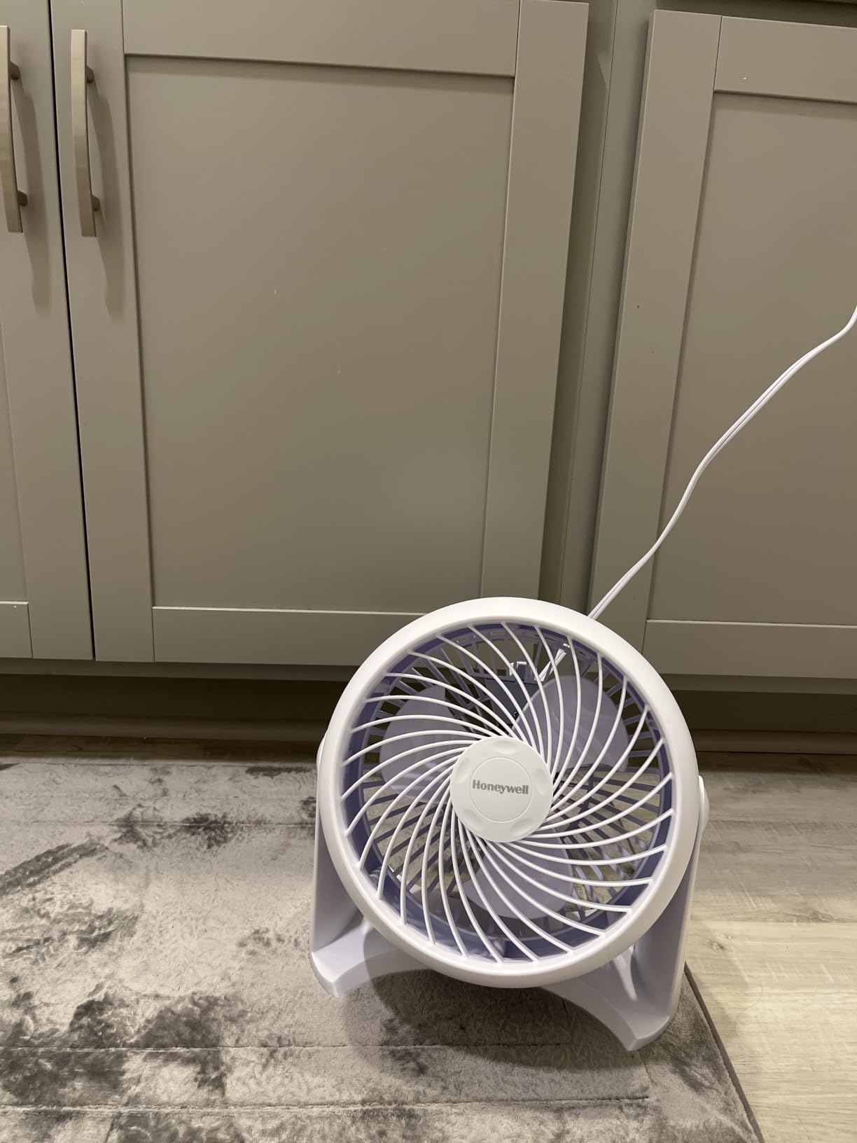 Honeywell TurboForce Air Circulator, Small Tabletop Fan, Quiet Personal Fan for Home or Office, 3 Speeds, 90 Degree Pivoting Head, White, HT-904 customer photo 2