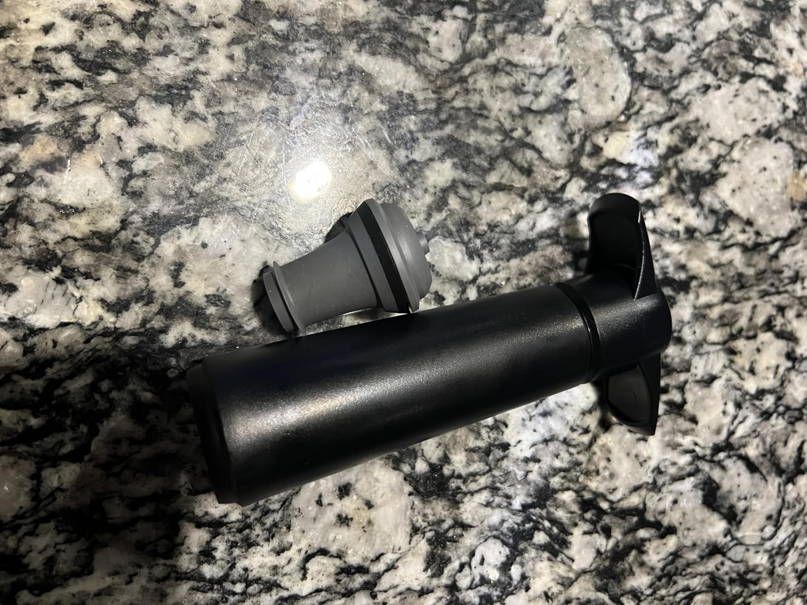 Vacu Vin Original Wine Pump - 1 Vacuum Wine Stopper - Wine Saver - Black | Wine bottle stopper, wine vacuum pump and stopper, airtight seal, reusable stopper, up to 10 days freshness, no batteries customer photo 2