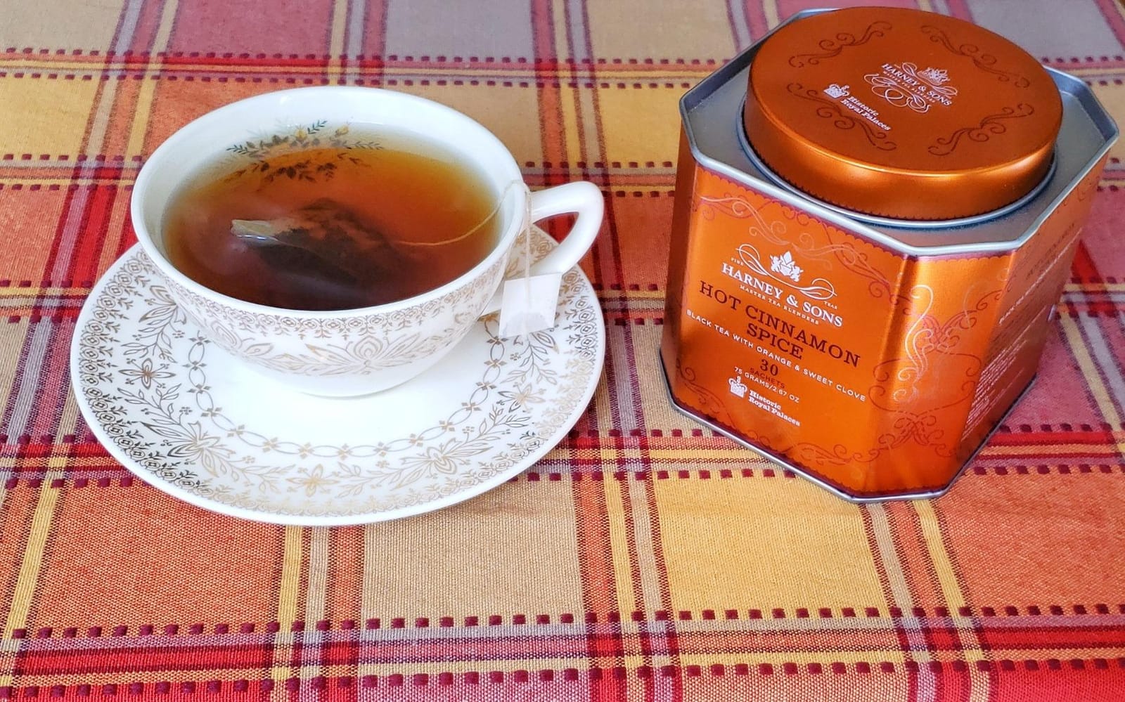 Harney & Sons Hot Cinnamon Spice Black Tea, 30 Sachets in Tin | Black tea with three types of cinnamon, orange peel and cloves. Contains caffeine. customer photo 2
