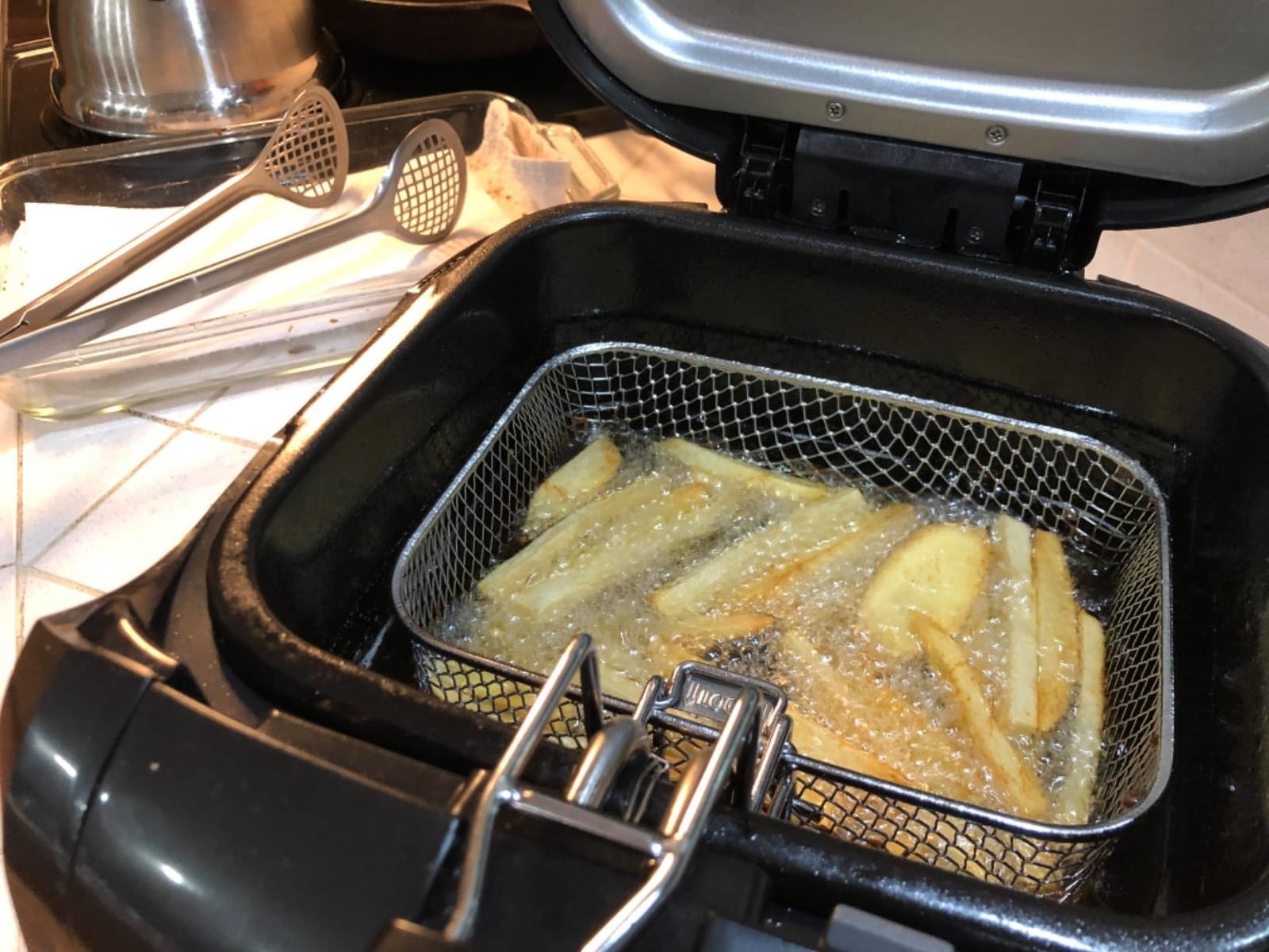 Hamilton Beach Cool Touch Electric Deep Fryer with Basket For Home Use | 2 Liter / 8 Cup Oil Capacity | 1500 Watts | Cool-Touch Sides | Lid With View Window | Adjustable Temperature | Black | 35021 customer photo 1