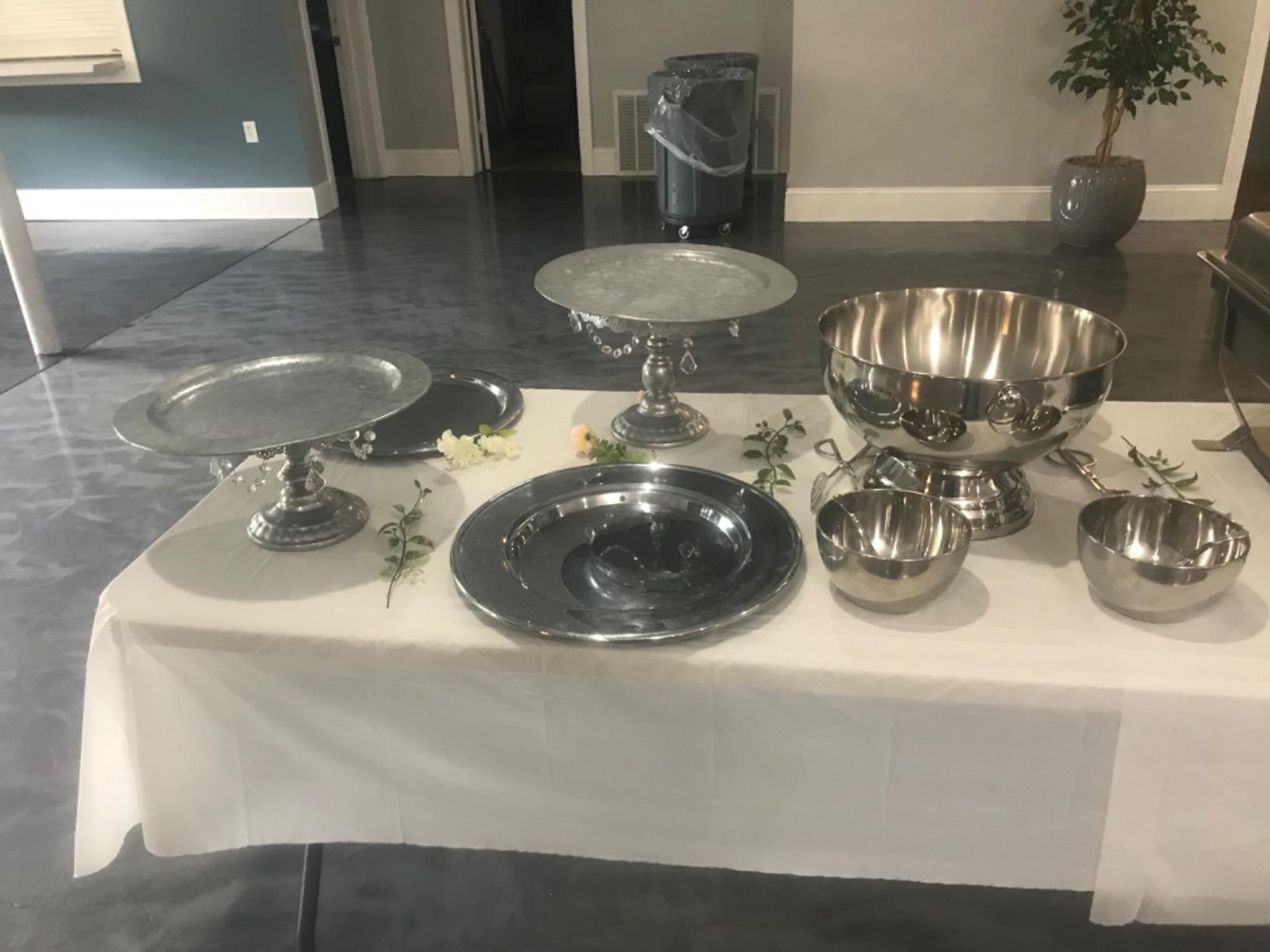 Winco 3.5 Gallon Silver Stainless Steel Punch Bowl with Handles, Heavy-duty, Solid base for stability, Ring handles for easy transport, Great for Salads, Sides, Pasta and Shared Dishes customer photo 1