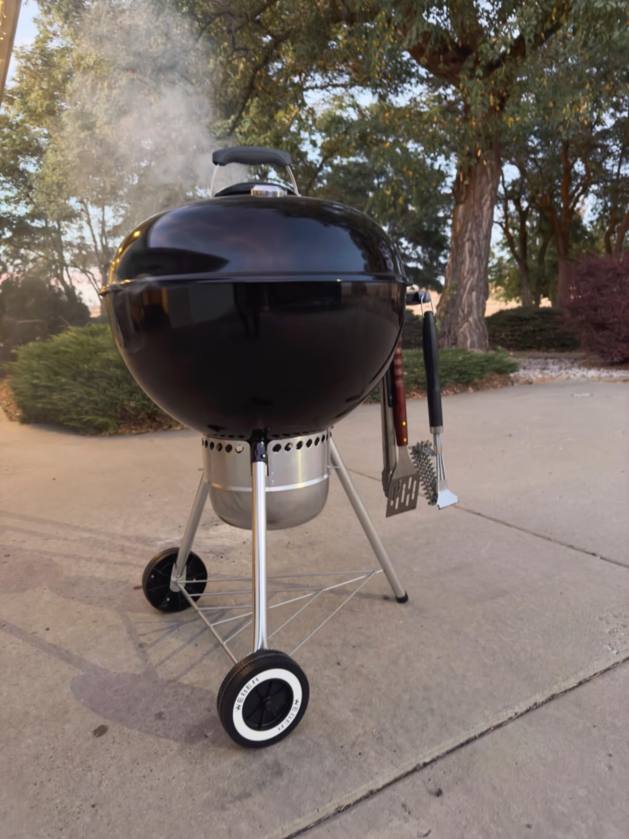 Weber Original Kettle Premium Charcoal Grill, 22-Inch, Black customer photo 2