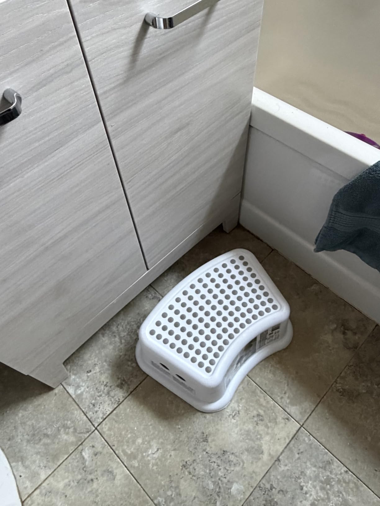 Dreambaby Step Stool for Kids - Non-Slip Base and Contoured Design for Toilet Potty Training and Sink Use customer photo 2