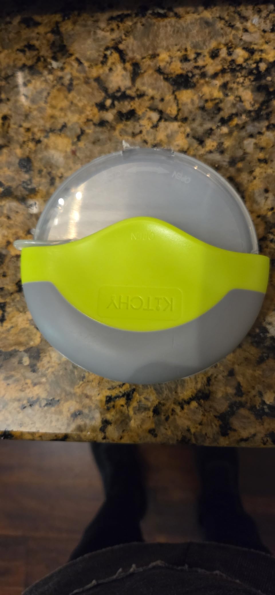 Kitchy Pizza Cutter Wheel, Heavy Duty Ergonomic Pizza Slicer with Easy Grip Non-Slip Handle and Blade Cover, Dishwasher Safe (Green) customer photo 2