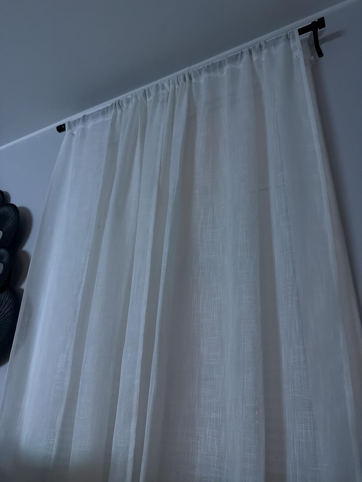 Umbra Cappa Curtain Rod, Includes 2 Matching Finials, Brackets & Hardware, 66 to 120-Inches, Black customer photo 1