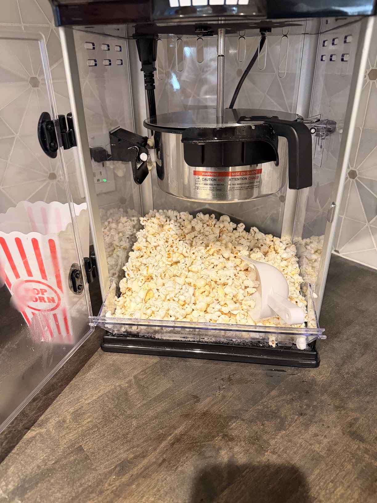 West Bend Stir Crazy Movie Theater Popcorn Popper, 4-Quart, Red customer photo 2
