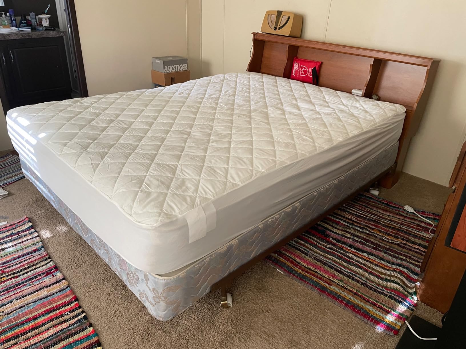 Amazon Basics Hypoallergenic Quilted Plush and Breathable Mattress Topper Pad, 18 Inches Deep, Padded, Washable, Queen, White customer photo 1