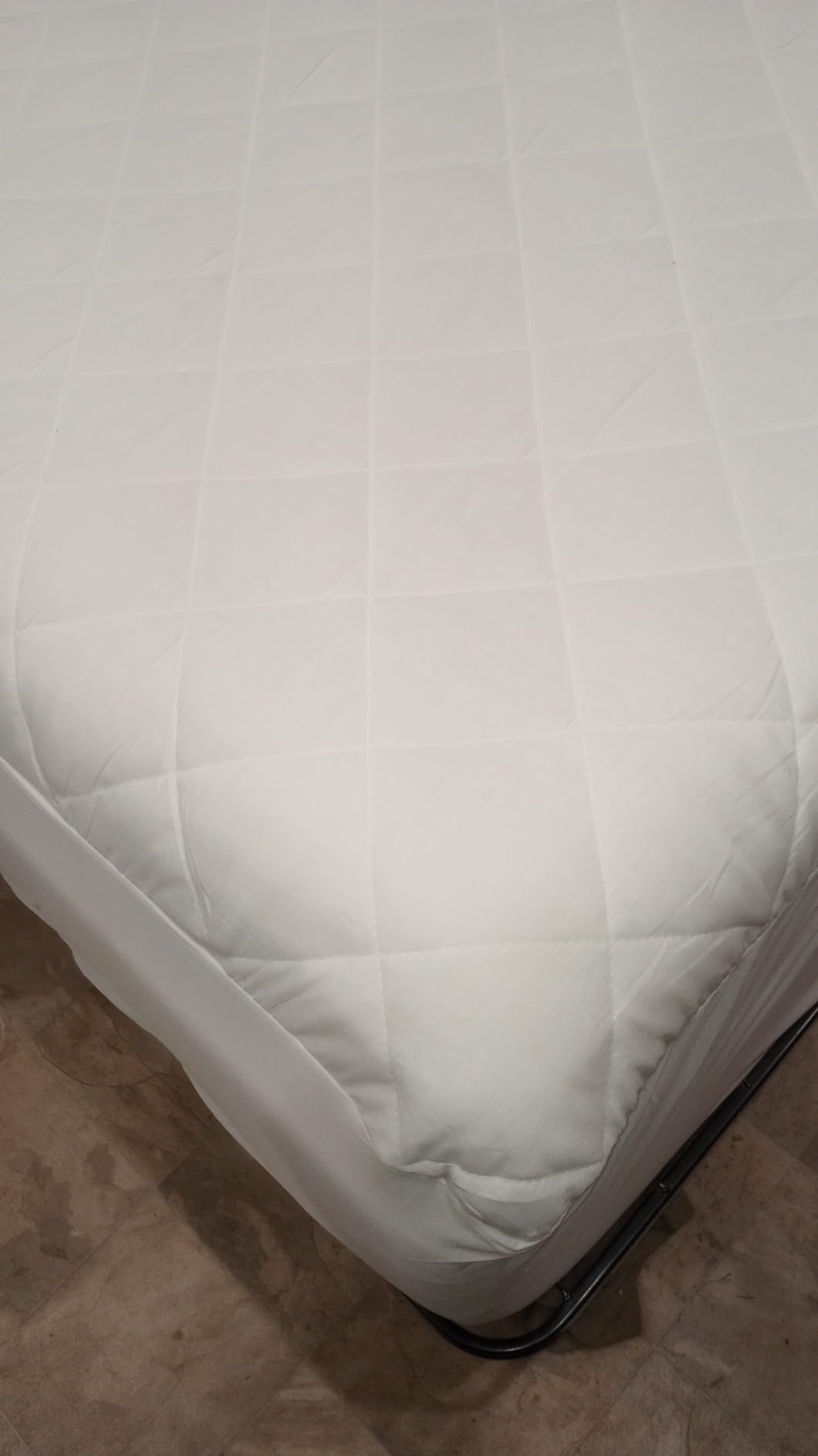 Amazon Basics Hypoallergenic Quilted Plush and Breathable Mattress Topper Pad, 18 Inches Deep, Padded, Washable, Queen, White customer photo 2
