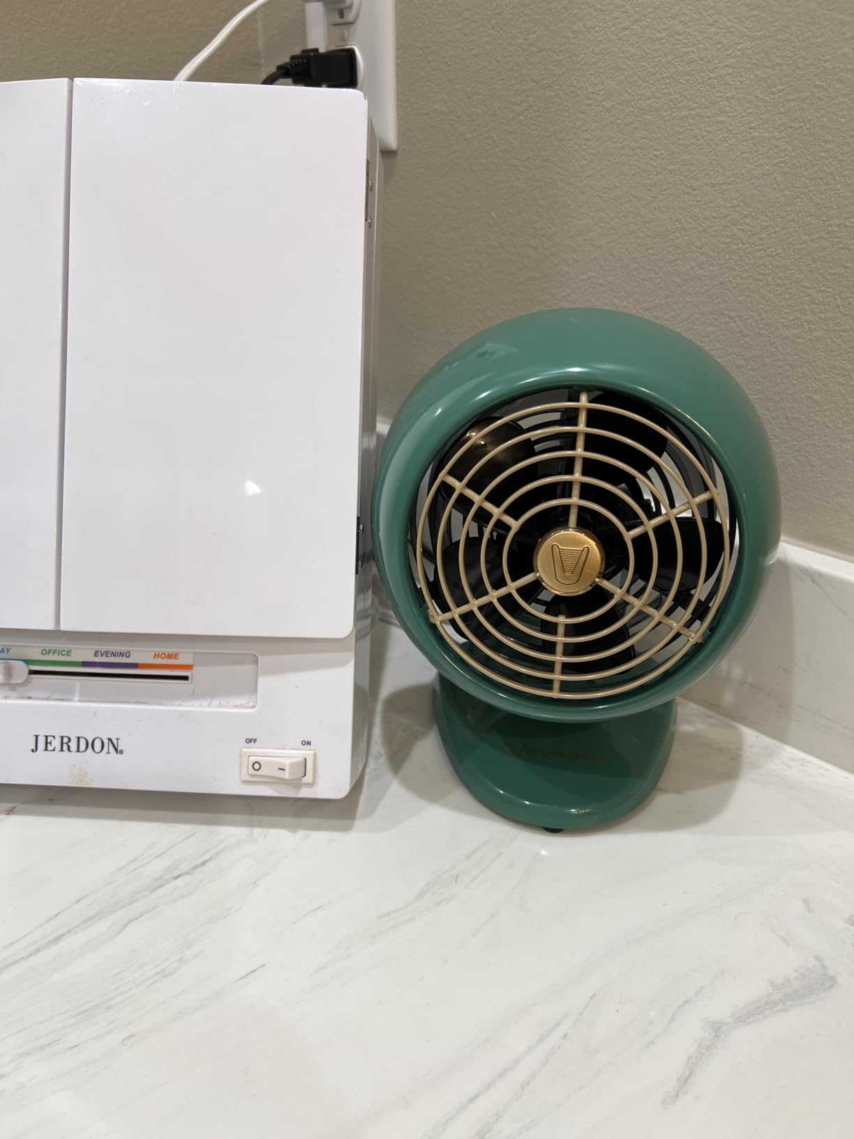 Vornado VFAN Mini Classic Vintage Metal Desk Fan, 2-Speed, Adjustable Tilt, Personal Air Circulator for Bedroom, Office, Dorm Room, Portable Quiet, Vintage Green customer photo 1