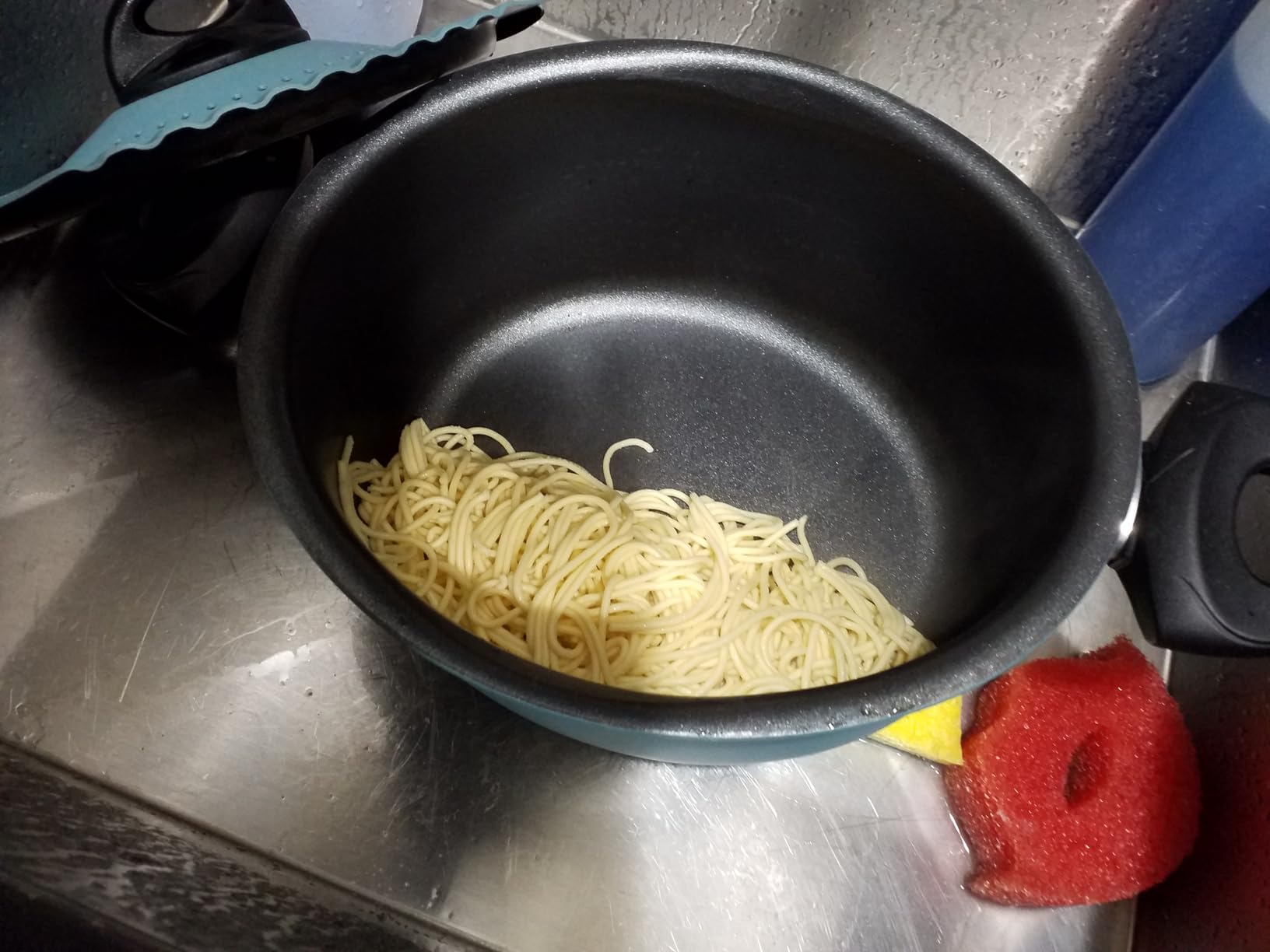 Philips Kitchen Appliances Compact Pasta and Noodle Maker, Viva Collection, Comes with 3 Default Classic Pasta Shaping Discs, Fully Automatic, Recipe Book, Small, White (HR2370/05) customer photo 1