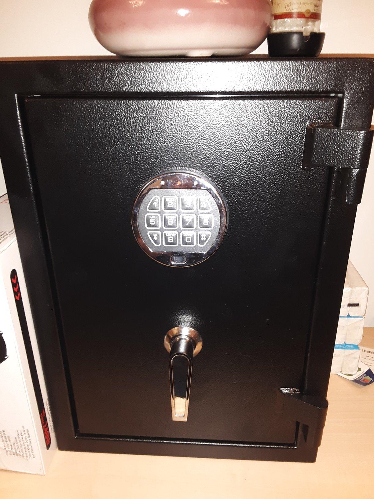 Amazon Basics Fire Safe with Programmable Electronic Keypad, 1.24 Cubic Feet, 14-Gauge Steel, UL 72 Compliant, 14.2