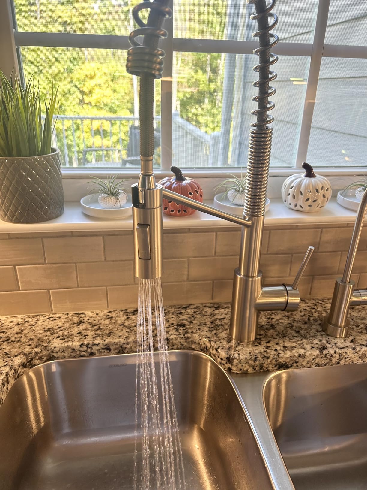 KRAUS Oletto Commercial Style Single Handle Pull Down Kitchen Faucet with QuickDock Top Mount Installation Assembly in Spot Free Stainless Steel, KPF-2631SFS customer photo 1