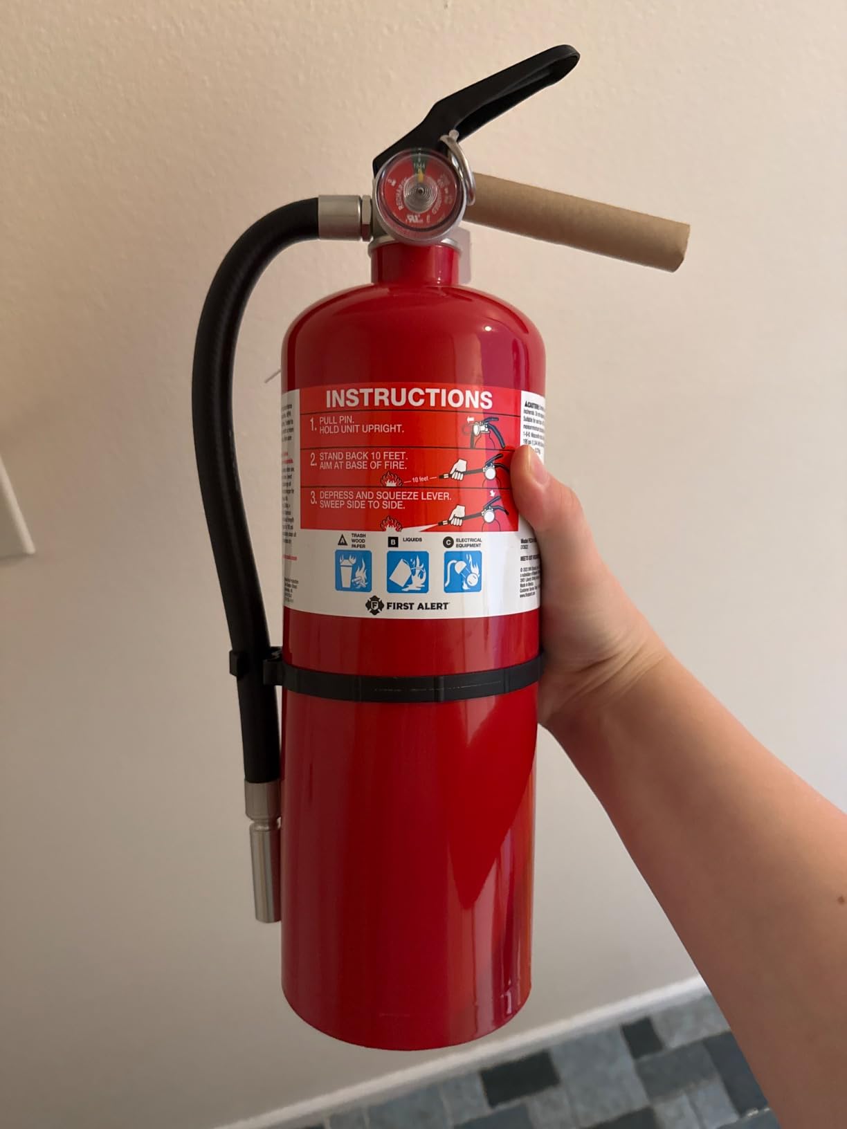 First Alert Fire Extinguisher, Heavy Duty for Home & Commercial Use | HOME2PRO Rechargeable Compliance Unit, UL RATED 2-A:10-B:C, Red, 1-Pack customer photo 2
