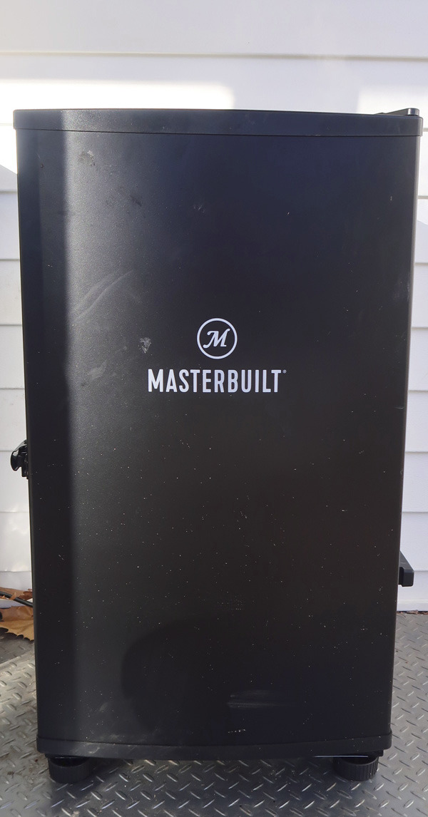 Masterbuilt 30-inch Digital Electric Vertical BBQ Smoker with Side Wood Chip Loader, Chrome Racks and 710 Cooking Square Inches in Black, Model MB20071117 customer photo 2