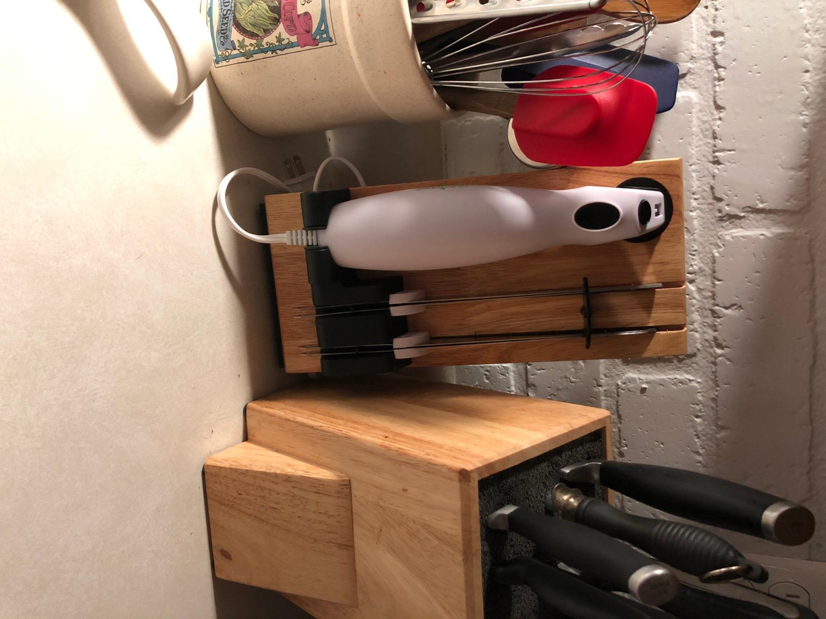 NutriChef Electric Carving Turkey Slicer Kitchen Knife | For Thanksgiving | Portable Electrical Food Cutter Knife Set with Carve Blades & Wood Stand | Cuts Meat, Bread, Cheese & Fruit | White customer photo 1