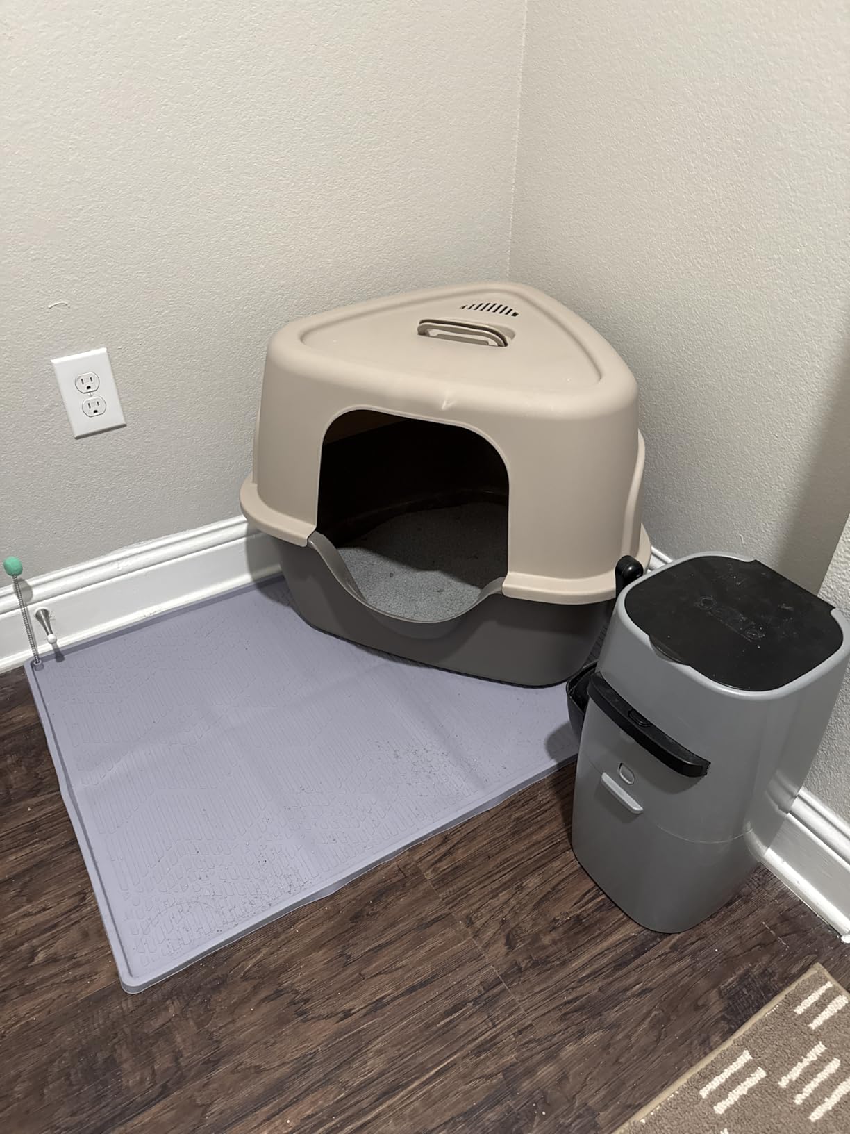 Amazon Basics Cat Litter Box with Lid, No-Mess, Spacious Enclosed Design with Odor Control, Easy Access, Stain Resistant, 26