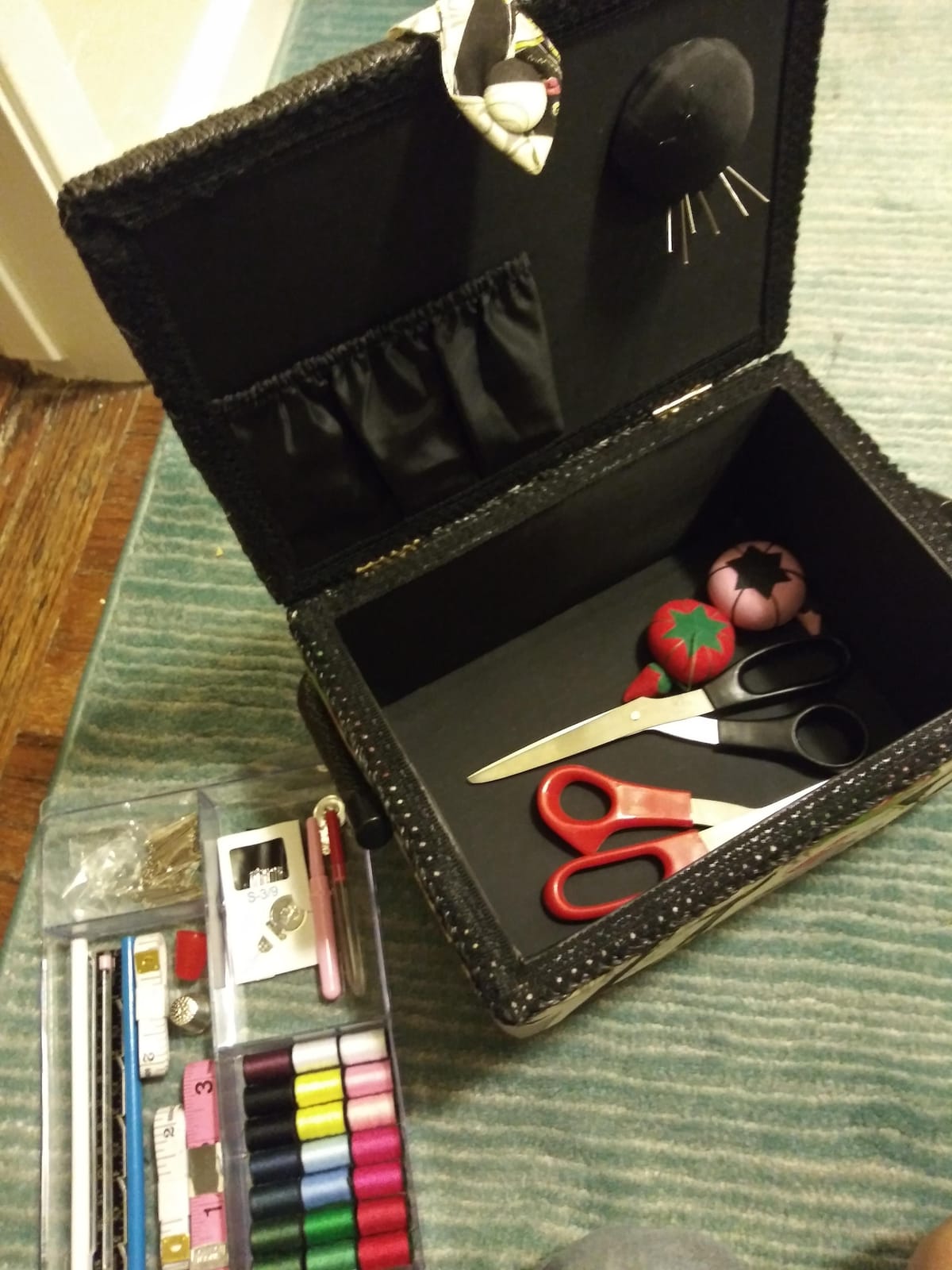 SINGER Large Sewing Basket Kit, Vintage Spools, Notions Pack, 127 Count | 127-piece sewing basket kit in vintage-spool print; tray insert, collapsible handle and full notions pack, great starter gift customer photo 1