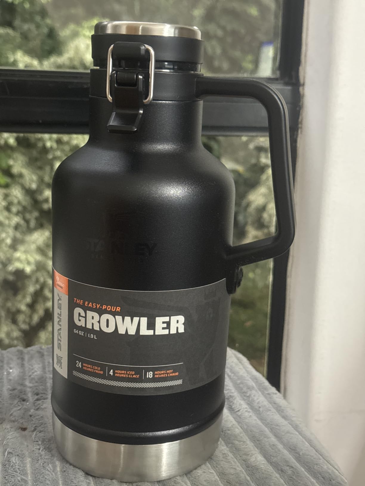 Stanley Classic Easy-Pour Growler 64 oz | Keeps Beer Cold or Coffee Hot | Leakproof Steel Lined Lid and Easy to Carry Handle | Insulated Stainless Steel | BPA-Free | Green customer photo 2