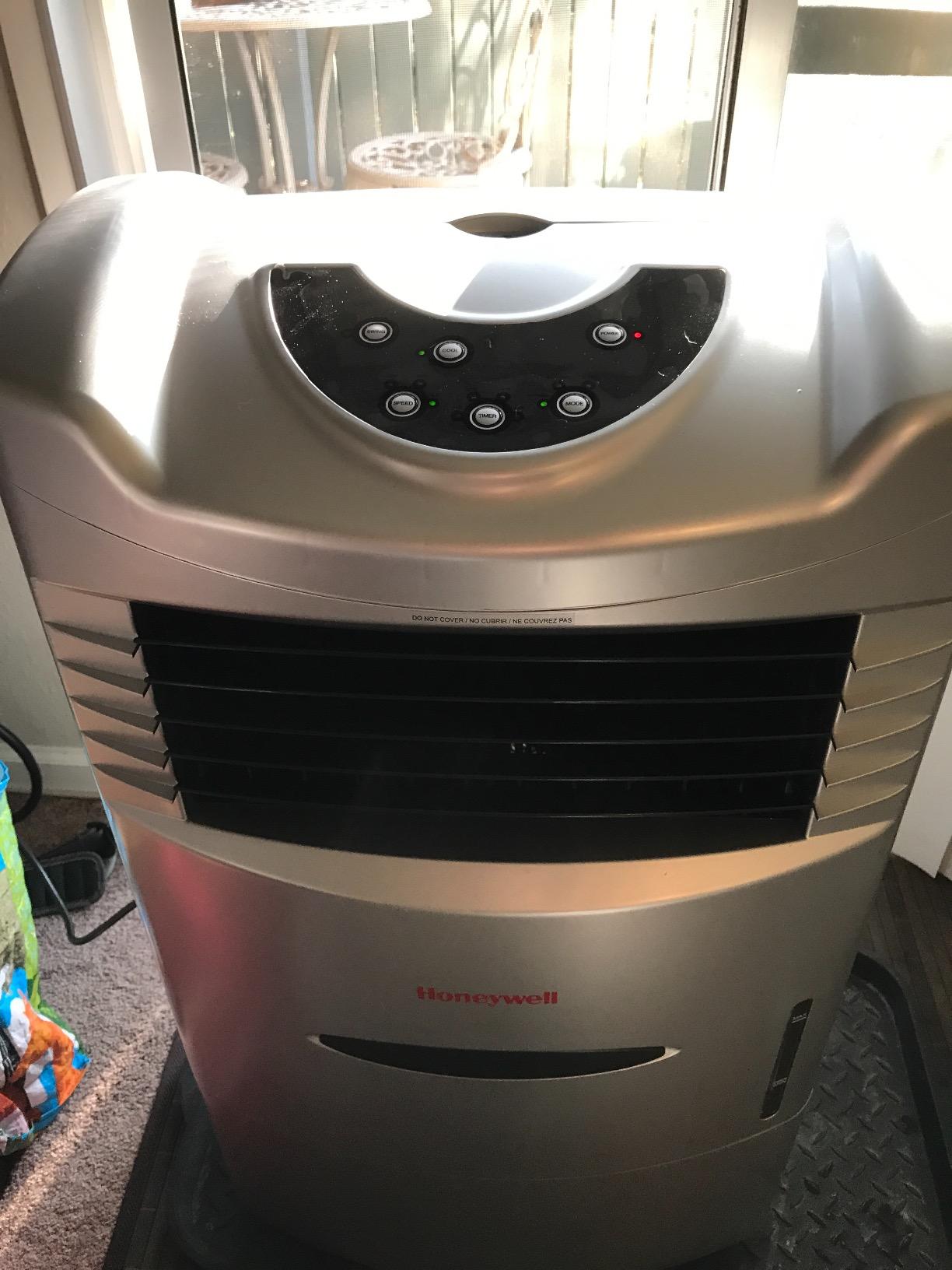 Honeywell 745 CFM Indoor Portable Evaporative Cooler with Remote Control (CL201AEW) customer photo 2