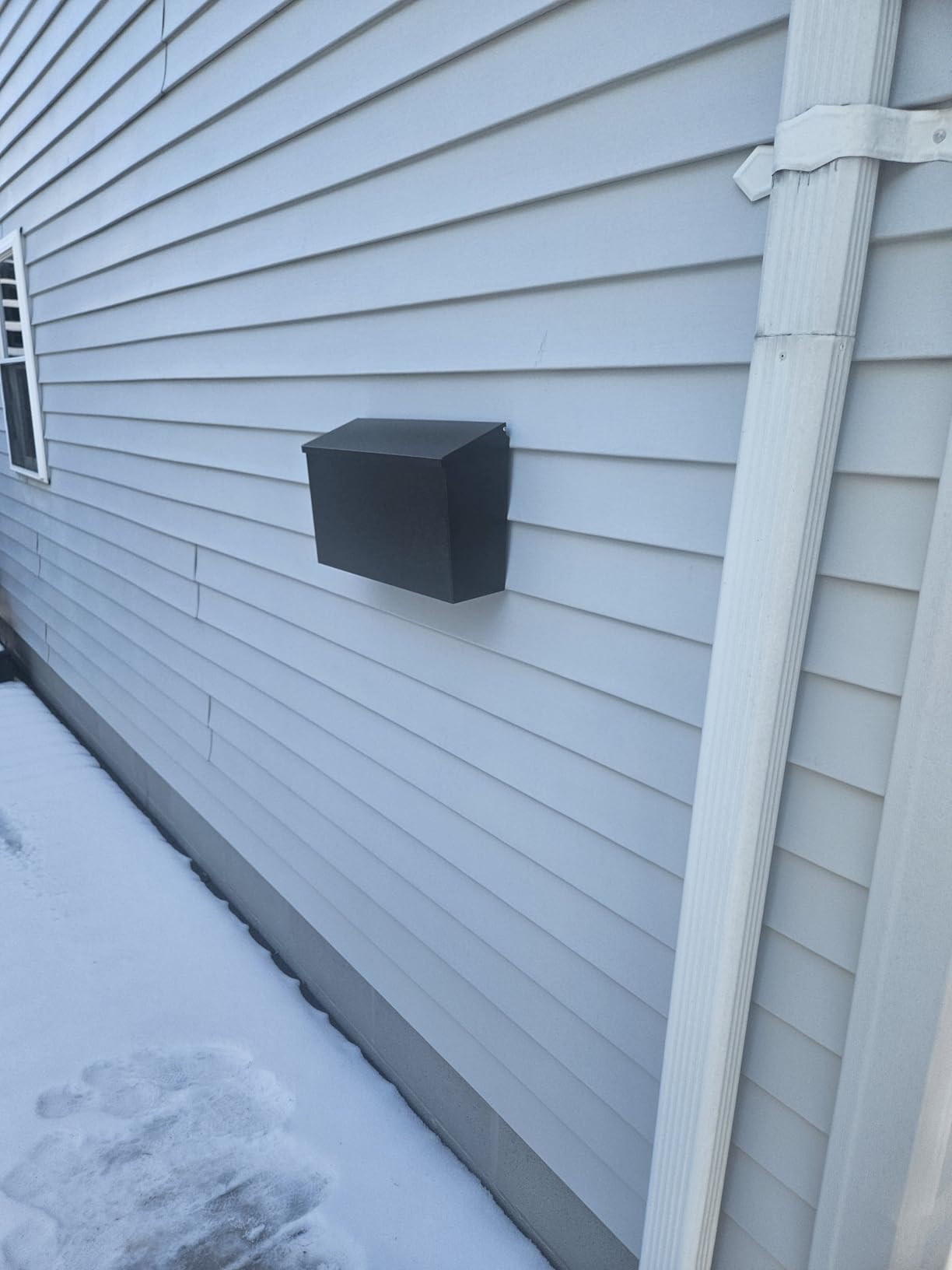 Locking Mailbox Wall Mount for Outside - Jssmst Mailboxes with Key Lock for Front Door Fence, Large Capacity Letter Box, 14.3 x 4.1 x 11.8 Inch, Black, SM-HPB911BN customer photo 1
