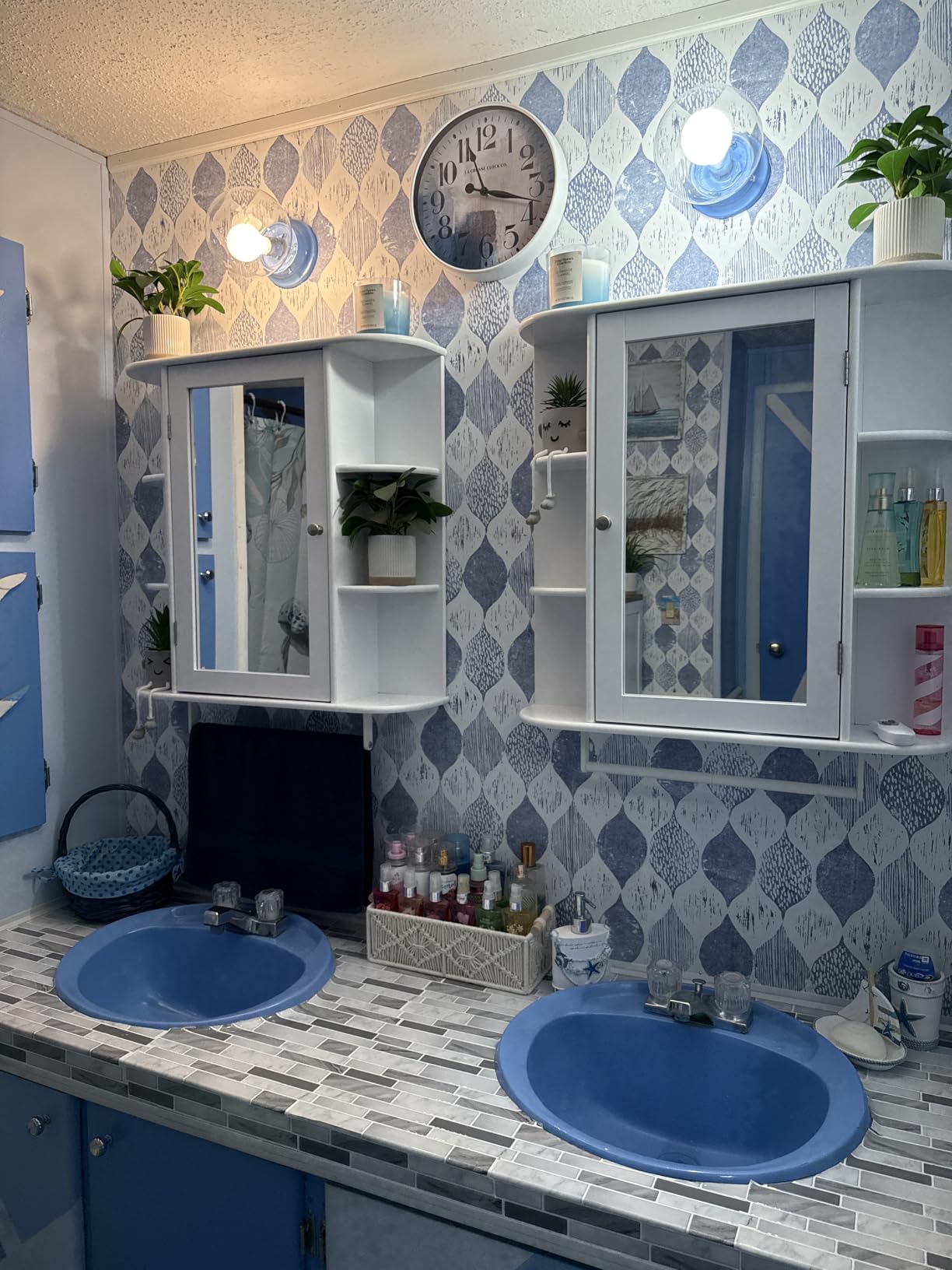 Tangkula Bathroom Medicine Cabinet with Mirror, Modern Wall Mounted Space-Saving Storage Organizer with Mirrored Door, 4 Internal Shelves & 6 Open Side Shelves, Bathroom Wall Cabinet (White) customer photo 2