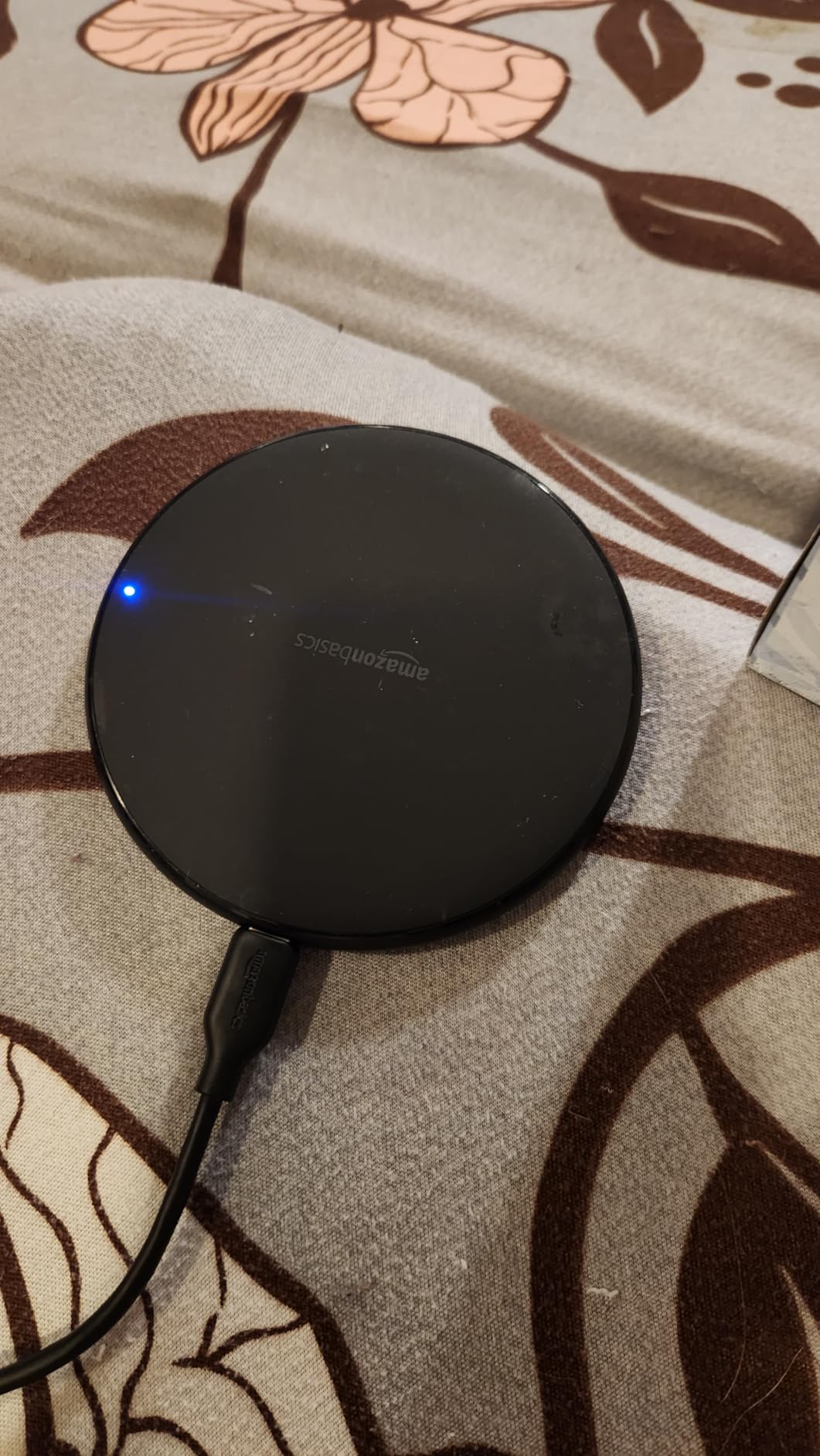 Amazon Basics Wireless Charger, 15W Qi Certified Charging Pad customer photo 2