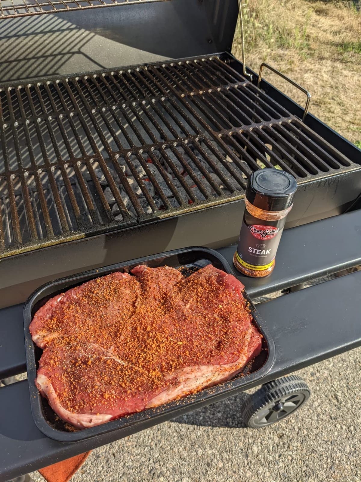 Char-Griller Pro Deluxe Charcoal Barrel Grill with EasyDump Ash Pan, 850 Square Inches, Model E2827 customer photo 2