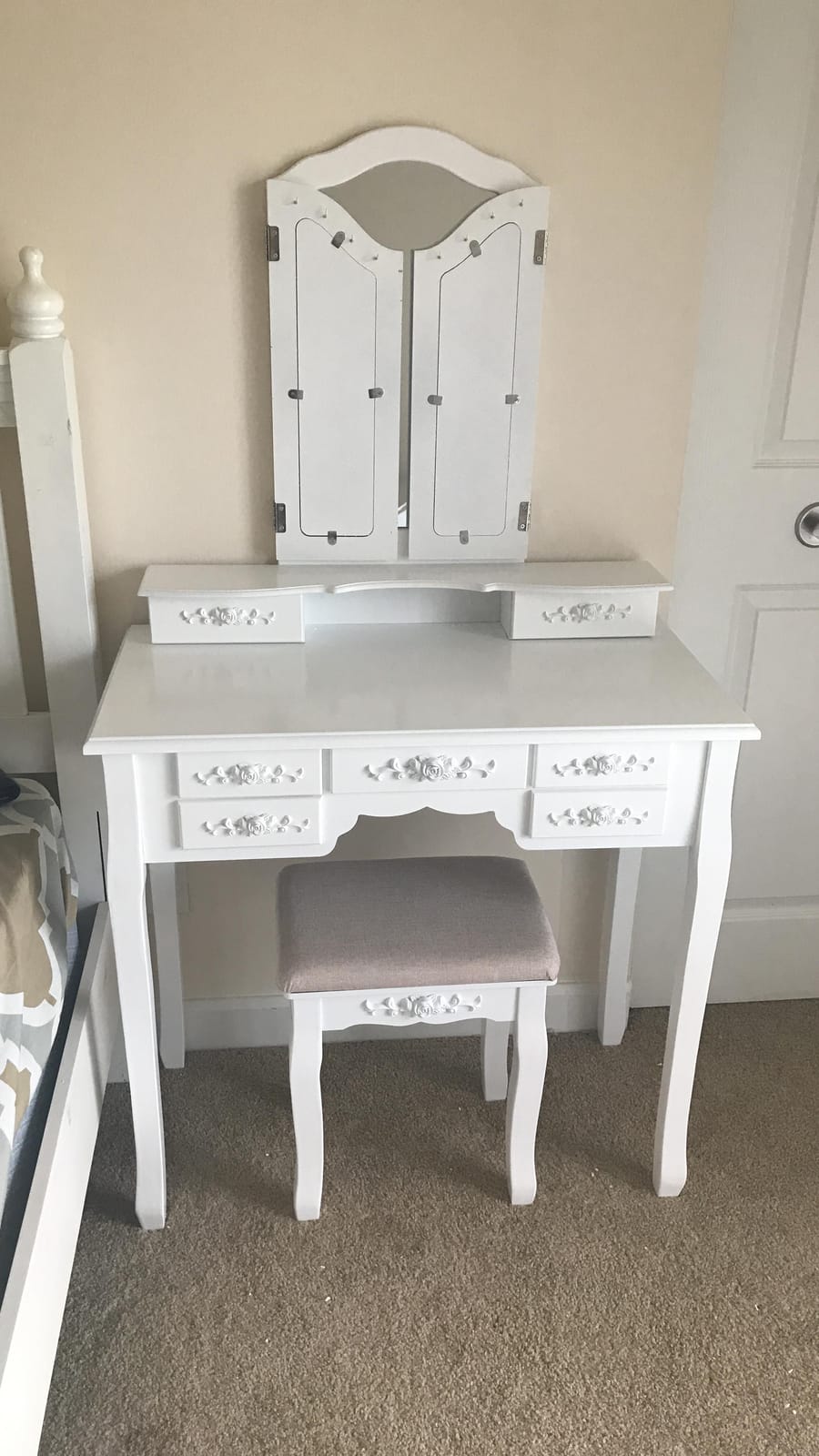 Tiptiper Vanity Table Set with Lighted Tri-Folding Mirror, Makeup Vanity with Lights & 3 Color Lighting Modes, Vanity Desk with Mirror and Cushioned Stool, 5 Drawers, White customer photo 1