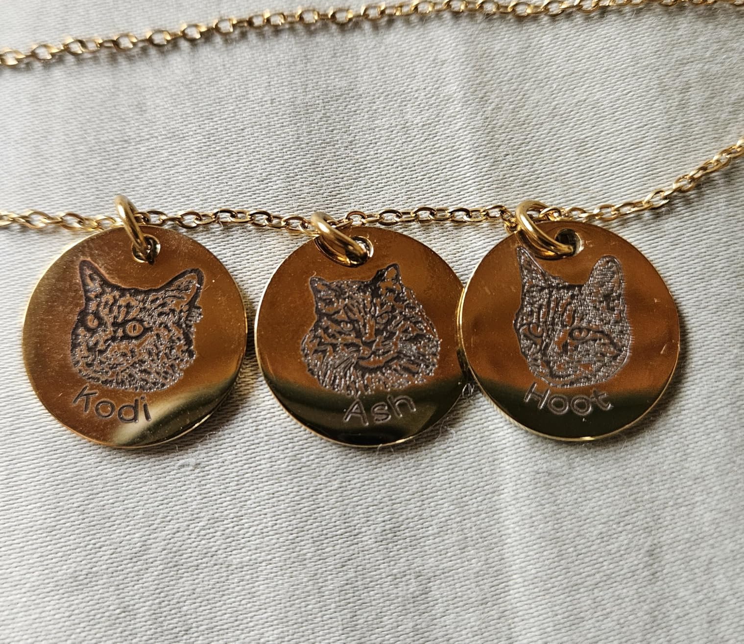 Anavia Personalized Pet Portrait Necklace, Handmade Memorial Jewelry Gift, Custom Round Disc Photo Engraved Necklace for Animal Lovers, Dog Mom, Dog Dad customer photo 1