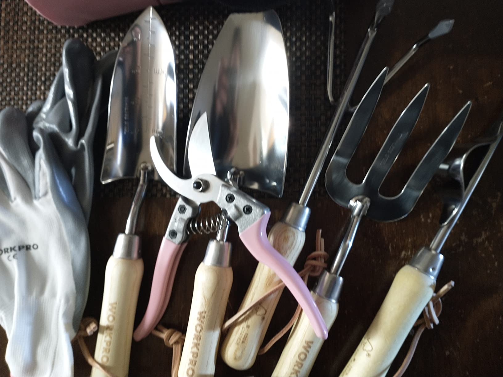 WORKPRO 8-Piece Pink Garden Tool Set - Stainless Steel, Wood Handle, Including Garden Tote, Gloves, Trowel, Hand Weeder, Cultivator and More, Gardening Gifts for Women - Pink customer photo 2