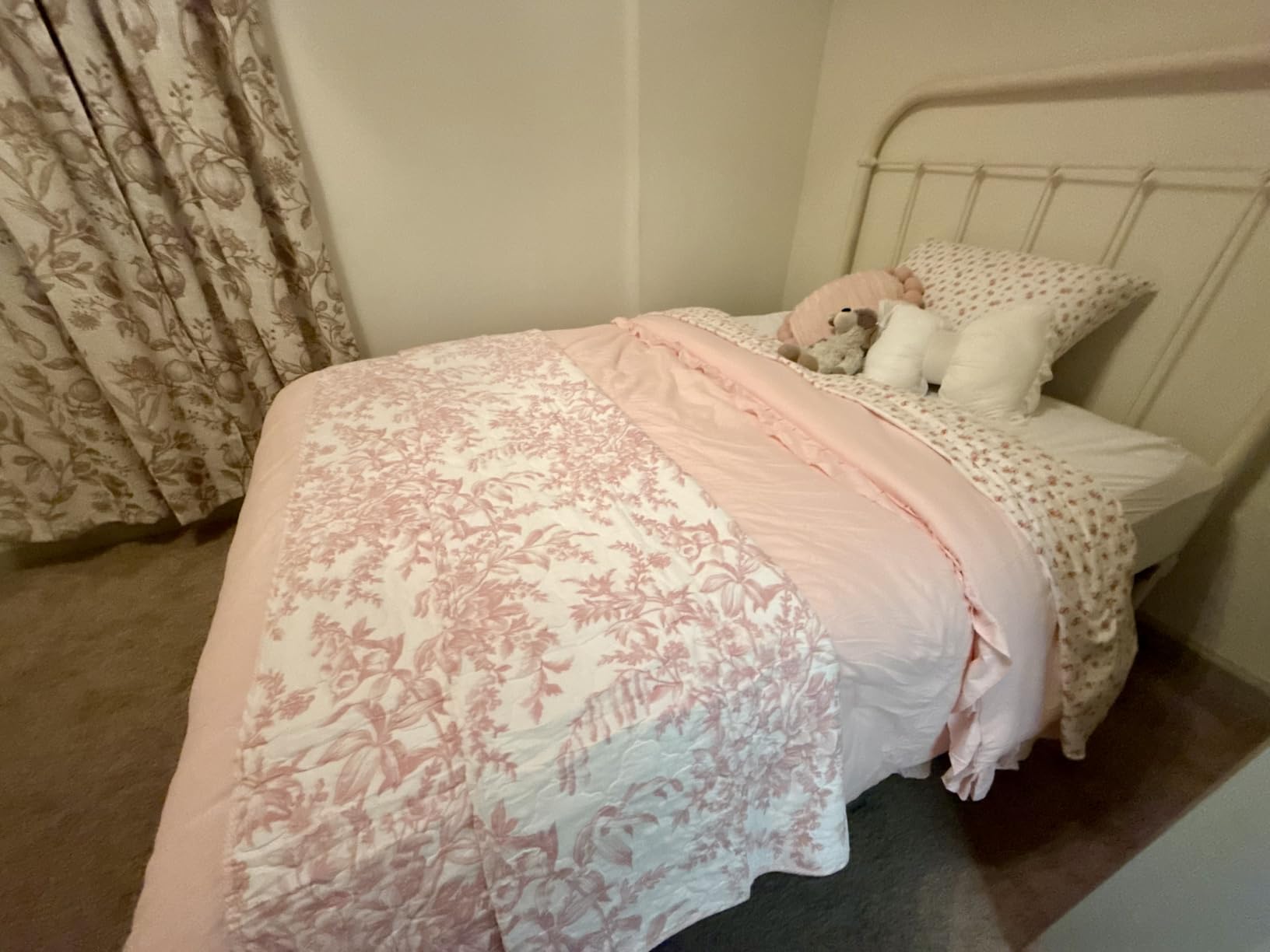Laura Ashley - Queen Quilt Set, Soft & Reversible Cotton Floral Bedding with a Medium Weight Feel, 3 Piece Bed Set with Matching Pillowcases (Bedford Green/Off-White) customer photo 1