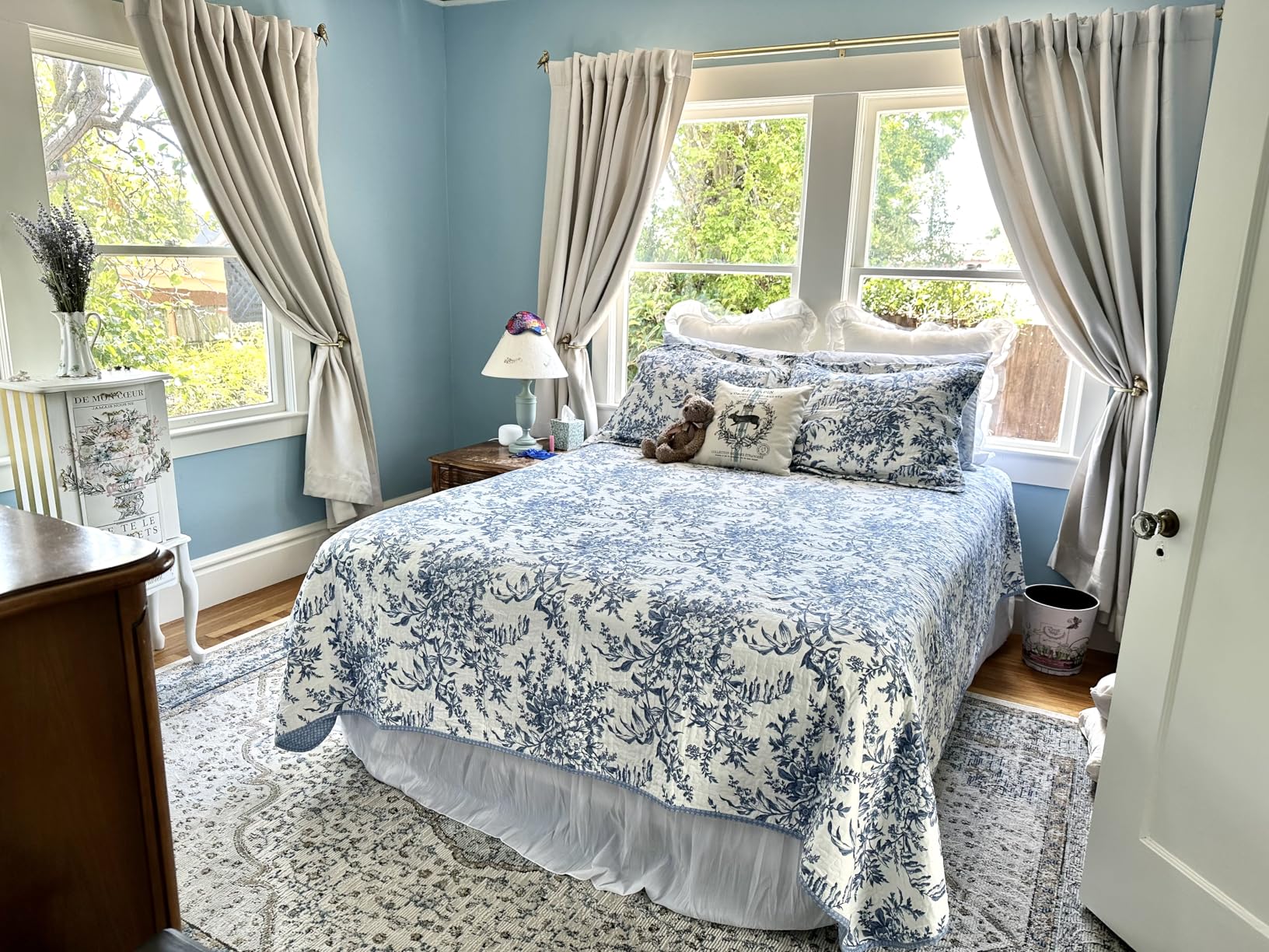 Laura Ashley - Queen Quilt Set, Soft & Reversible Cotton Floral Bedding with a Medium Weight Feel, 3 Piece Bed Set with Matching Pillowcases (Bedford Green/Off-White) customer photo 2