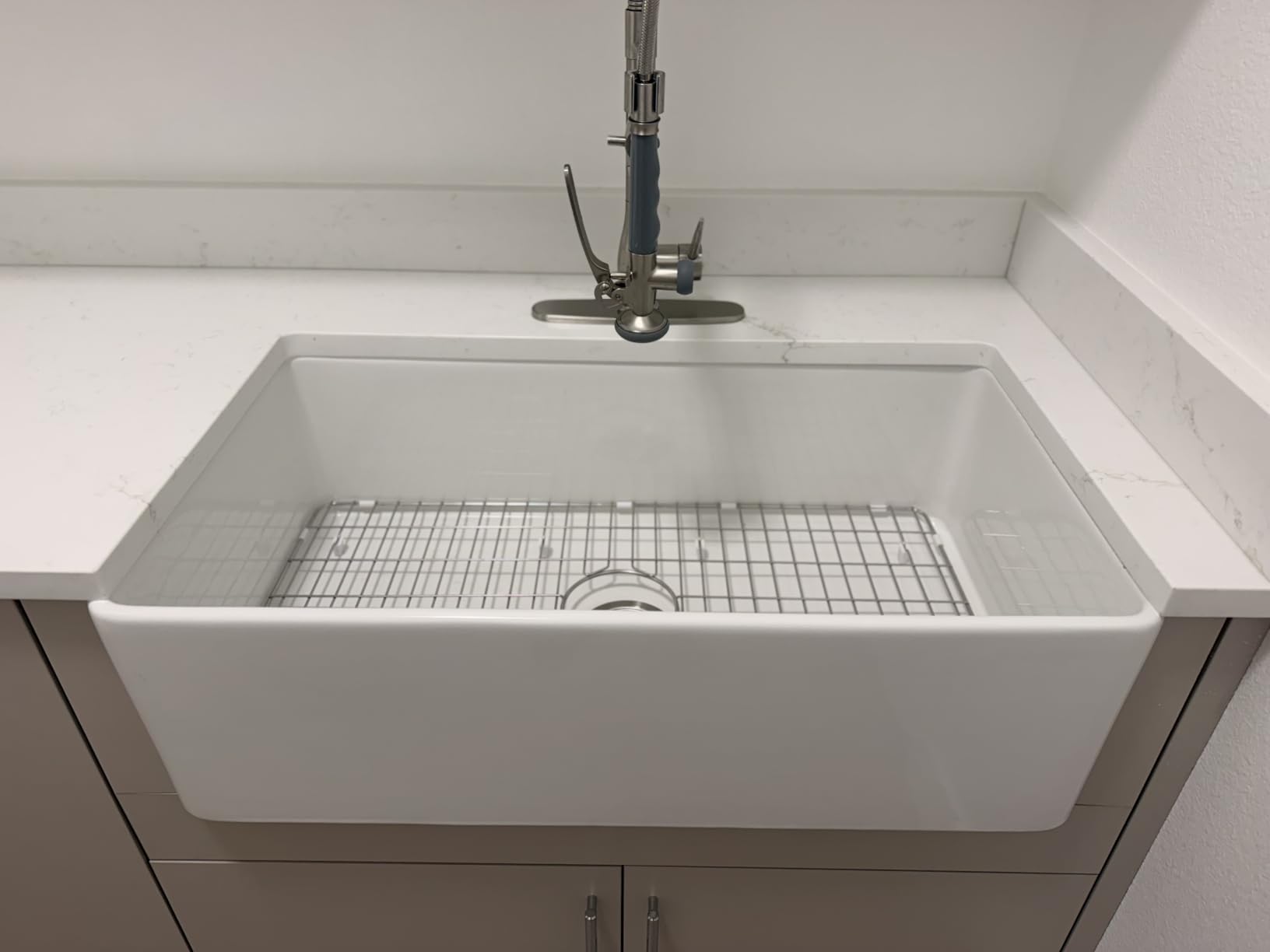 Miuara Farmhouse Sink 33 x 18 Inch White Fireclay Apron Front Kitchen Sink | For kitchen, Heavy duty fireclay large single bowl, Resistant to stains, chipping, heat & scratch customer photo 1