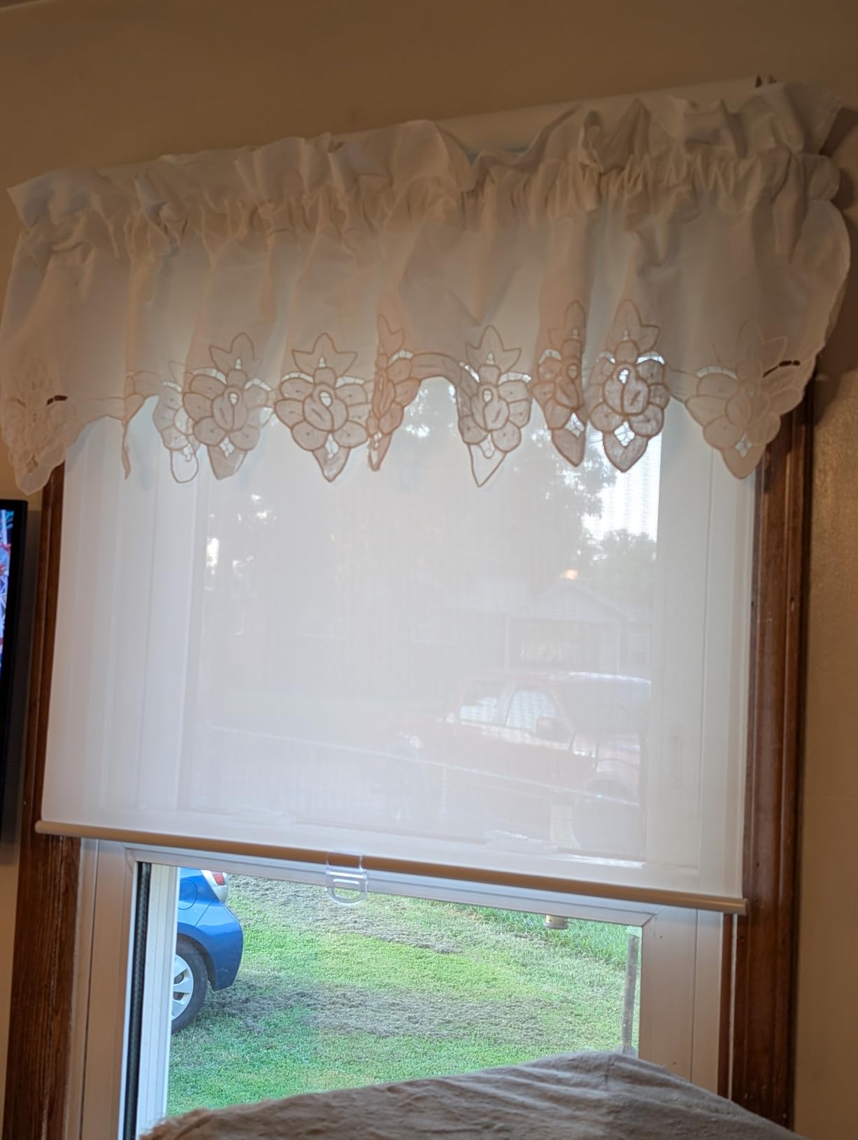 LUCKUP Light Filtering Roller Shades for Windows, Cordless Semi Sheer Solar Blinds with 5% Openness Free-Stop Window Shades for Home & Office, White 32