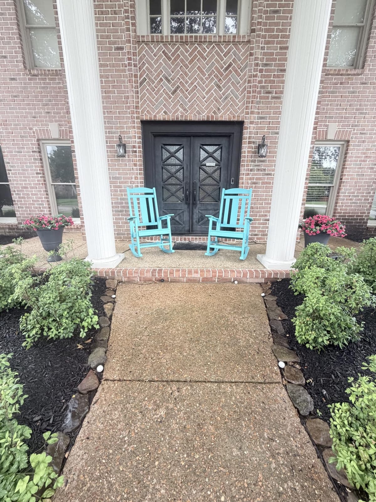 LUE BONA Outdoor Rocking Chairs Set of 2, Weather Resistant Poly Plastic Rocker, 350lb Heavy Duty, Oversized Porch Rocker for Adult, High Back Smooth for Outdoor & Indoor, Black customer photo 2