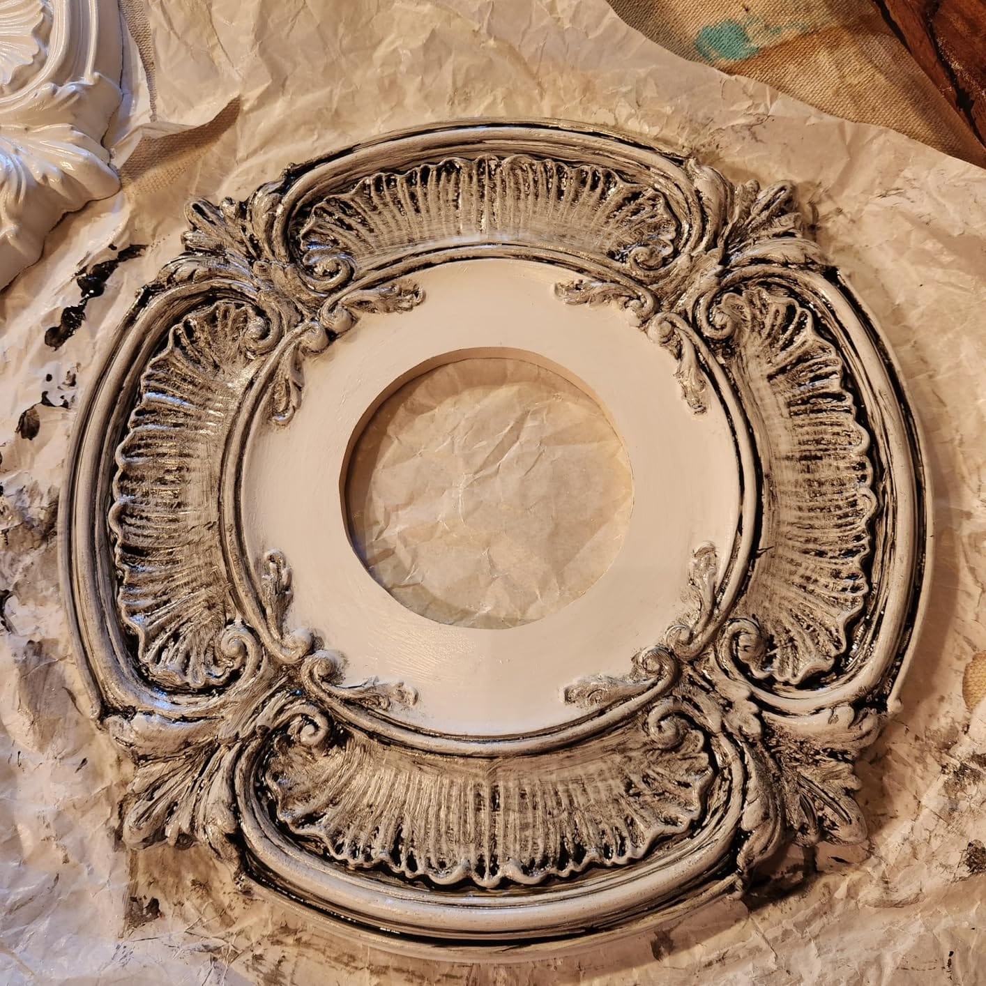 2pcs Ceiling Medallion for Light Fixtures Chandeliers, White, Classic | Molded PU Ceiling Decor, Lightweight Decorative Trim customer photo 1