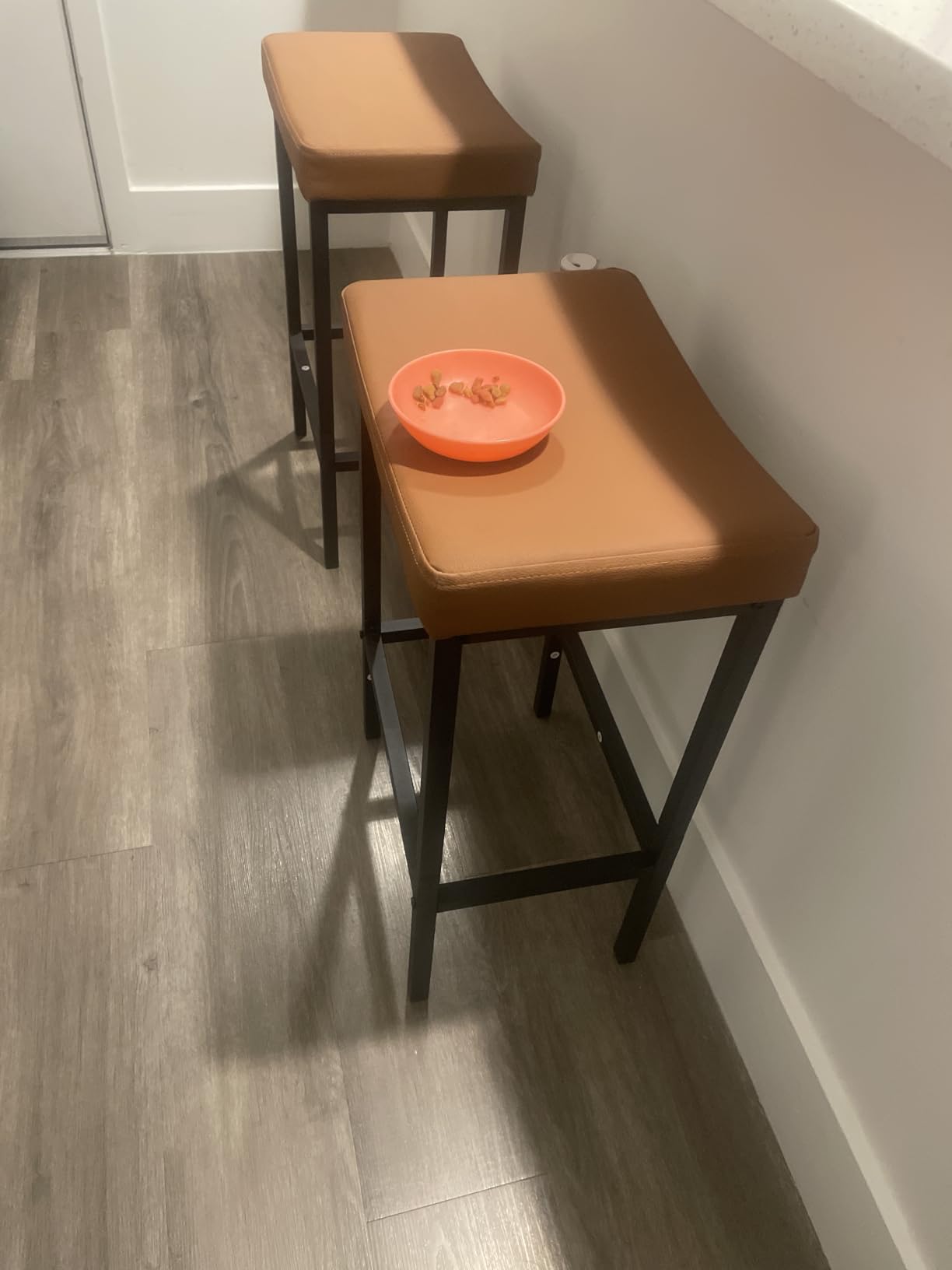 HOOBRO Bar Stools, Set of 2 Bar Chairs, Counter Height Stools, Saddle Barstools with Curved Surface, 24.8 Inches, 2.4