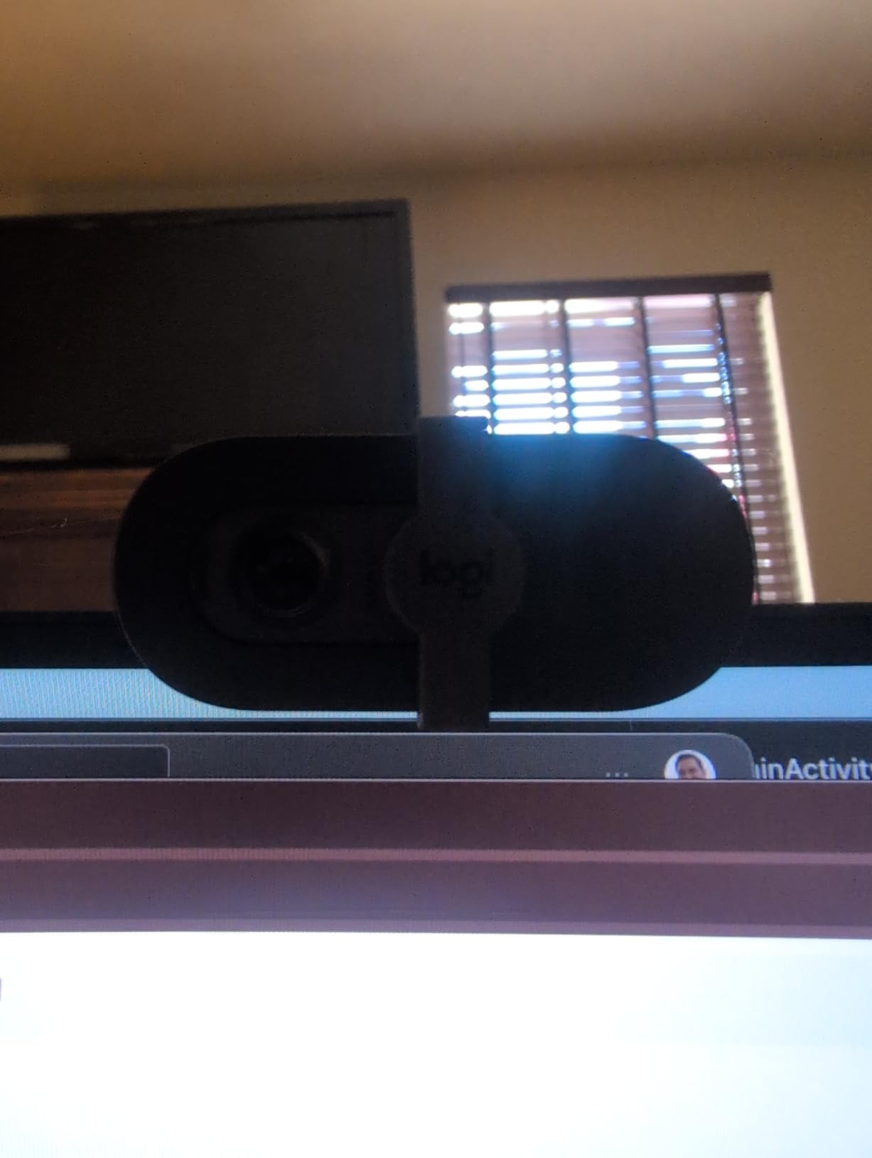 Logitech Brio 101 Full HD 1080p Webcam for Streaming and Meetings - Black | 1080p with auto-light correction, built-in mic, privacy shutter, USB-A, compatible with Teams, Google Meet, Zoom and more customer photo 1