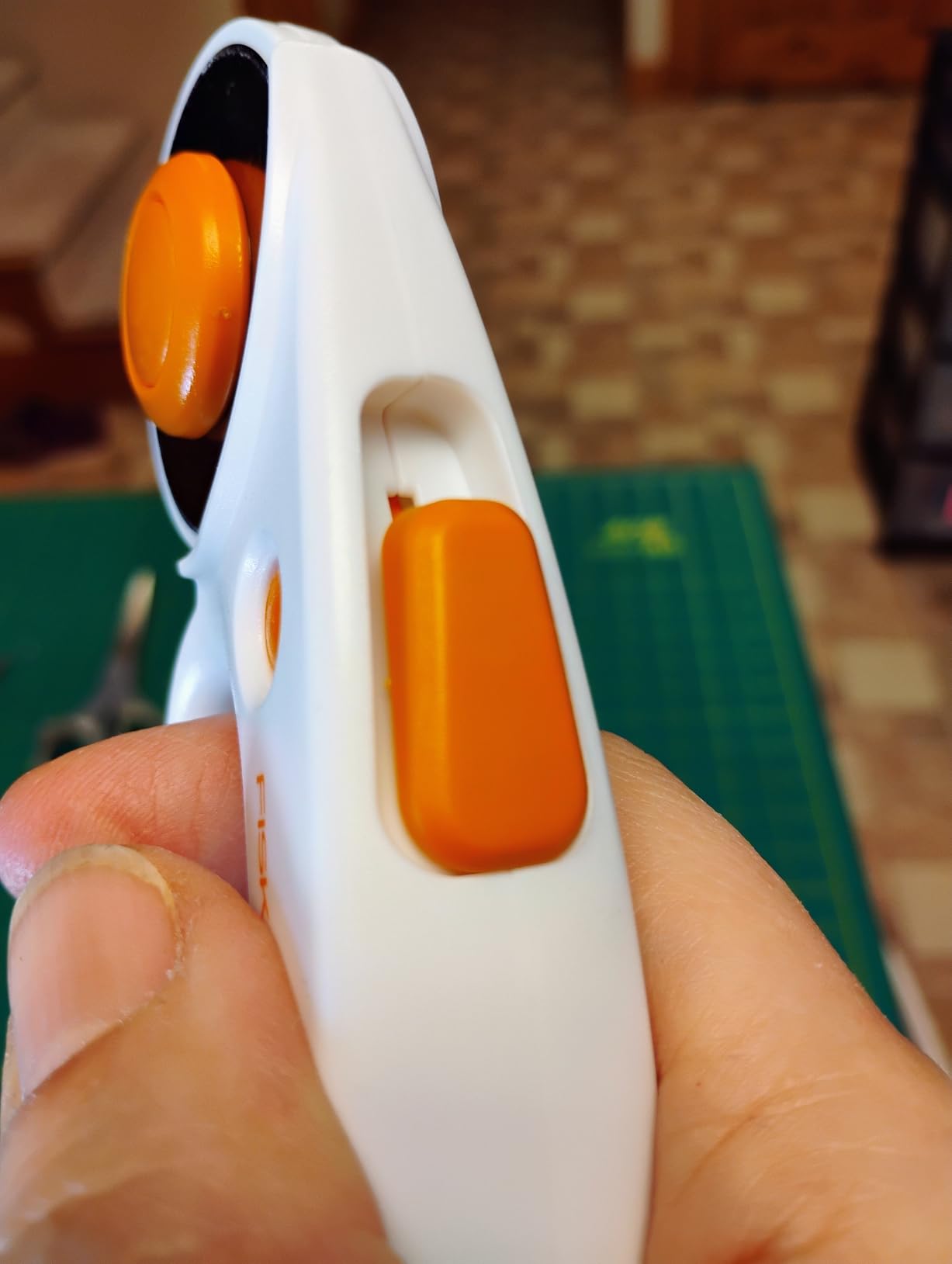 Fiskars 45mm Loop Rotary Cutter for Fabric, Arts, Crafts, Sewing | Premium Steel Blade for Precise Cuts, Ergonomic Loop Handle Improves Control, Quick-Change Blade Design, Quilting Supplies customer photo 1