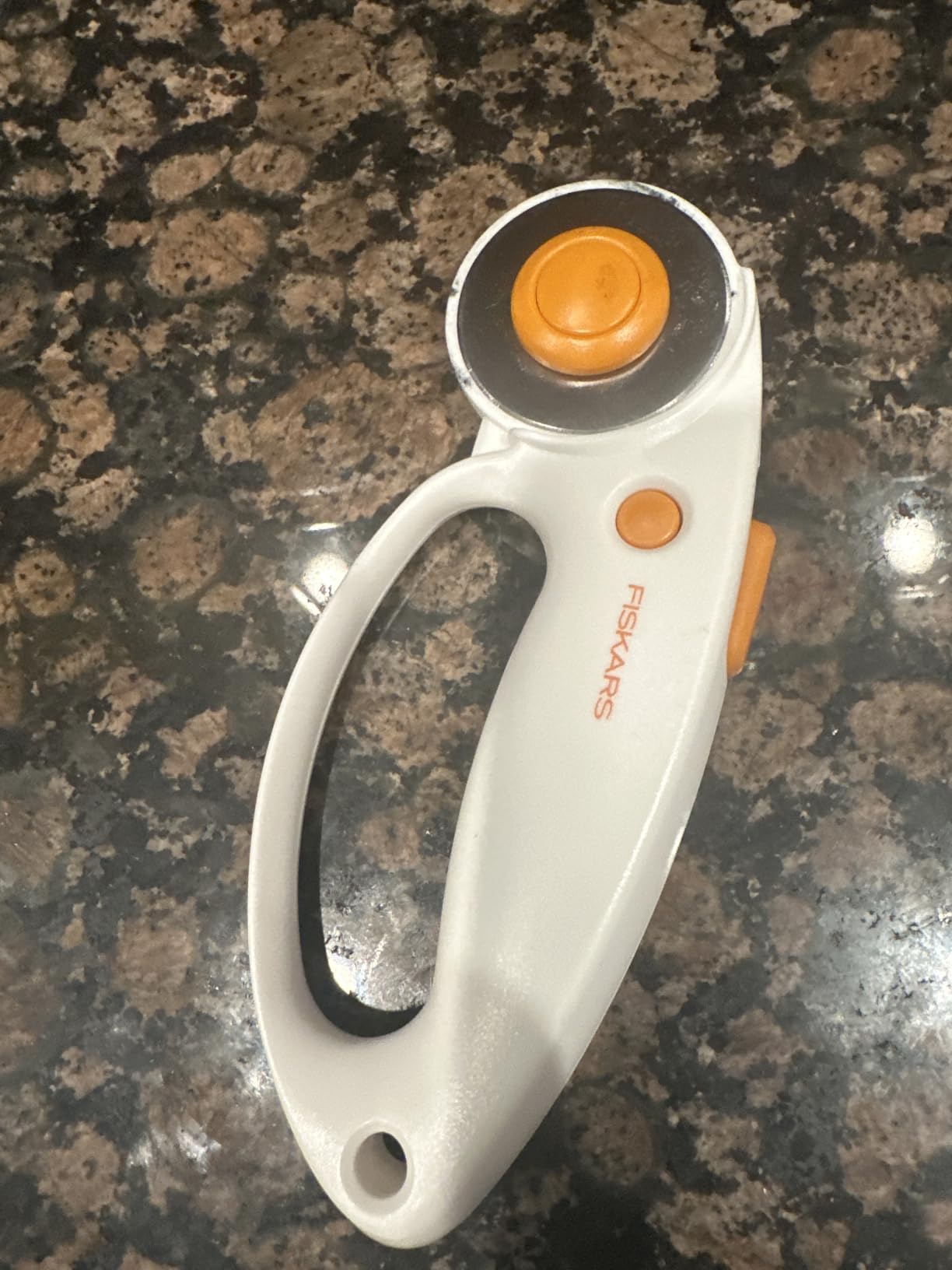 Fiskars 45mm Loop Rotary Cutter for Fabric, Arts, Crafts, Sewing | Premium Steel Blade for Precise Cuts, Ergonomic Loop Handle Improves Control, Quick-Change Blade Design, Quilting Supplies customer photo 2