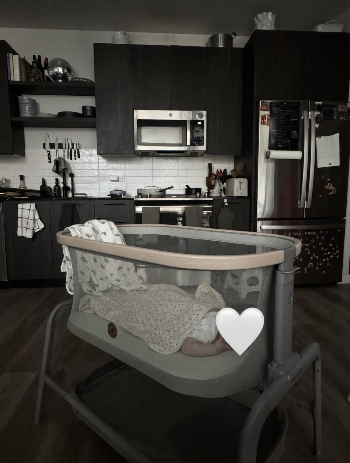 Maxi-Cosi Iora Baby Bassinets Bedside Sleeper, Portable Bassinet, Infant Bedside Sleeper Crib, Height Adjustable, Breathable Mesh, Large Storage Basket, Classic Oat customer photo 2