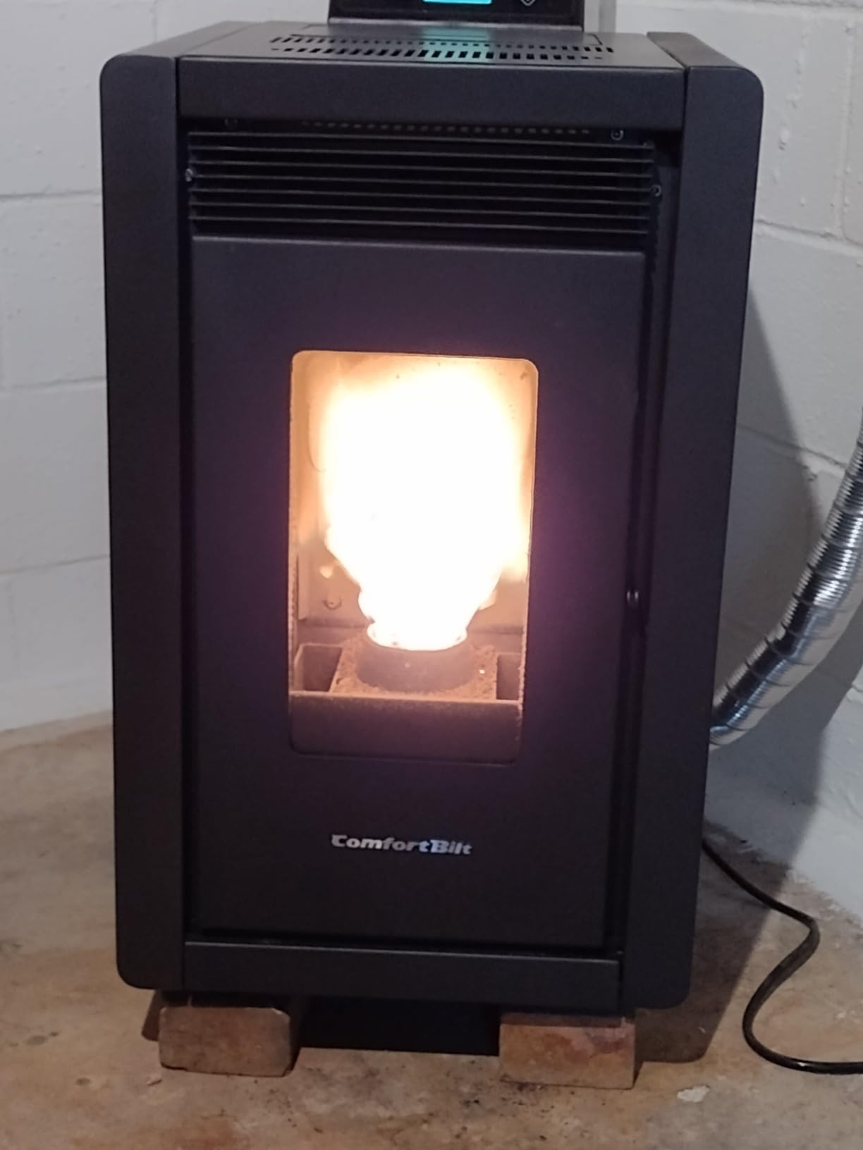 ComfortBilt HP40 Alpine Pellet Stove, 1,500 sq. ft., 25 lb. Hopper, Black customer photo 2