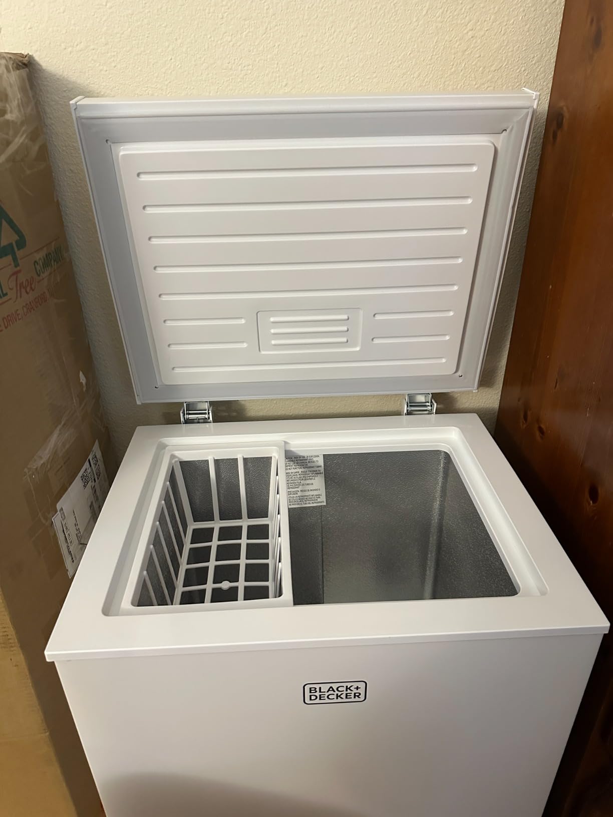 BLACK+DECKER 16.2 Cu. Ft. Chest Freezer, Deep Freezer with Top Opening, Freezer Chest with 2 Removable Storage Baskets, Mechanical Temperature Control, Manual Defrost,R600a Refrigerant, BCF1620E,White customer photo 2