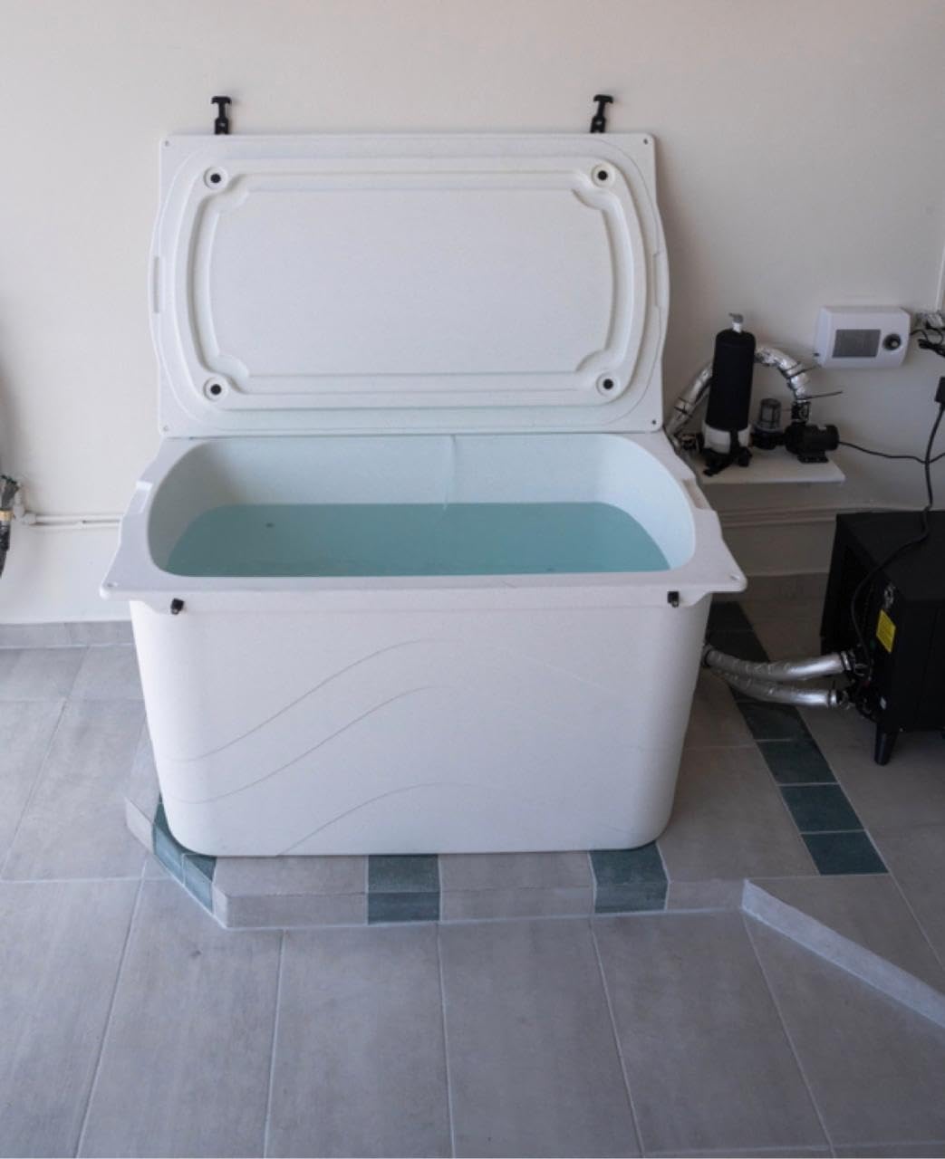 Frozin 400 Cold Plunge Tub with Water Chiller. Foam Insulation for Superior Ice Retention over Uninsulated Barrel or Inflatable Ice Baths. 100 Gallon Capacity (Cold Plunge Tub With Chiller) customer photo 2