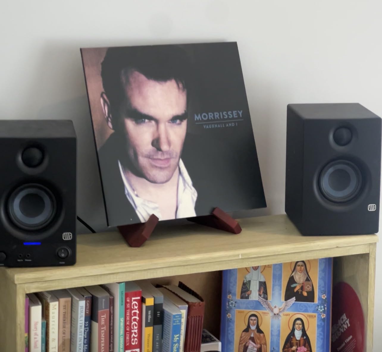PUERSI Now Playing Vinyl Record Stand, Wooden Display Vinyl Holder Stand, Retro Now Spinning Record Accessories customer photo 2