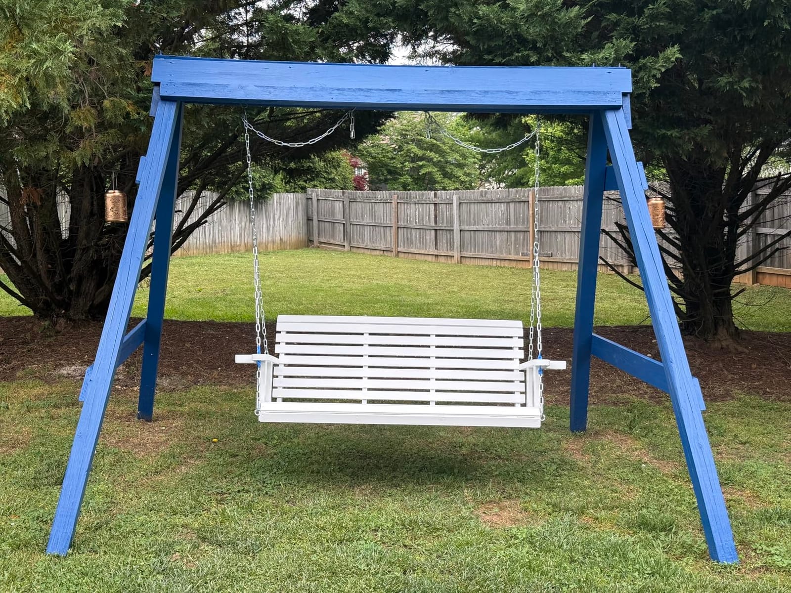 VEVOR Wood Porch Swing 5.5FT, Patio Bench Swing for Courtyard & Garden, Upgraded 880 lbs Strong Load Capacity, Heavy Duty Swing Chair Bench with Hanging Chains for Outdoors, Brown customer photo 1